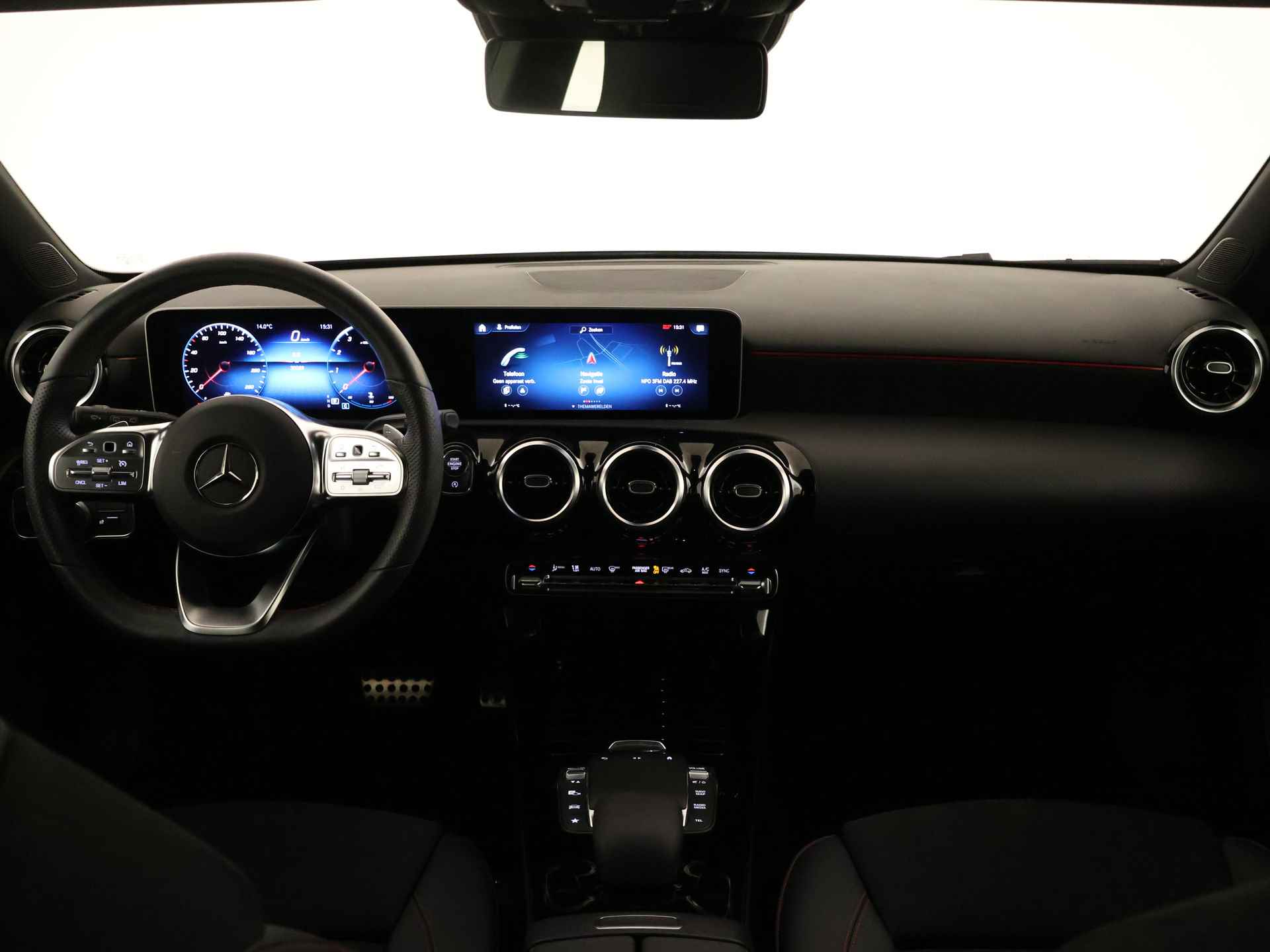 Mercedes-Benz A-Klasse 180 Business Solution AMG | Achteruitrijcamera | AMG-Line interieur | AMG-Line Exterieur | Smartphone-integratie | Stoelverwarming | Navigatie | Inclusief 24 maanden MB Certified garantie voor Europa. - 6/44