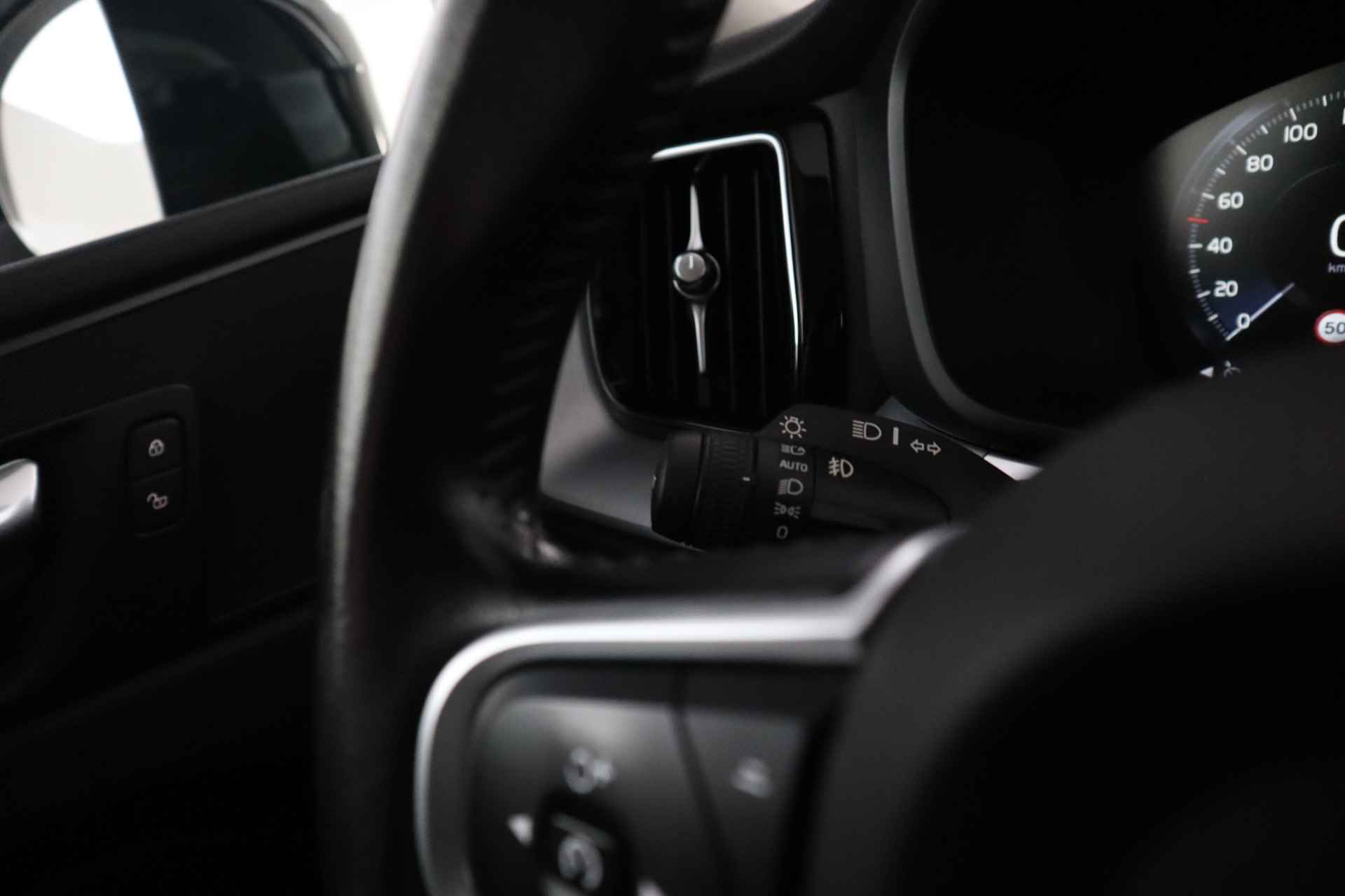 Volvo XC60 2.0 T8 Twin Engine AWD Momentum Panoramdak, Apple carplay, Leer, climate - 37/41