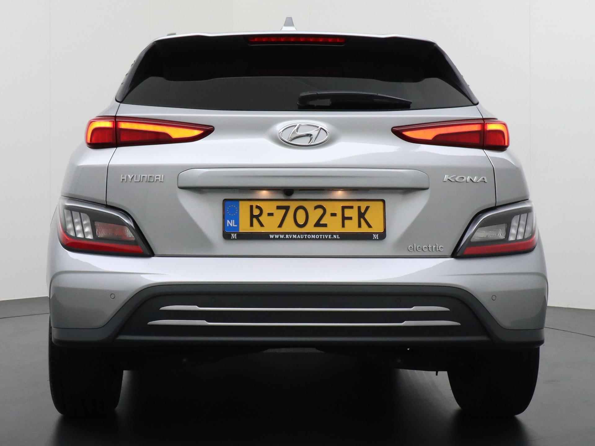 Hyundai KONA EV Premium 64 kWh VAN 31.900 VOOR 29.770 EINDEJAARSVOORDEEL 2.130 ORIG. NL. NAP KM. | HYUNDAI GARANTIE T/M 8-2027 - 7/44