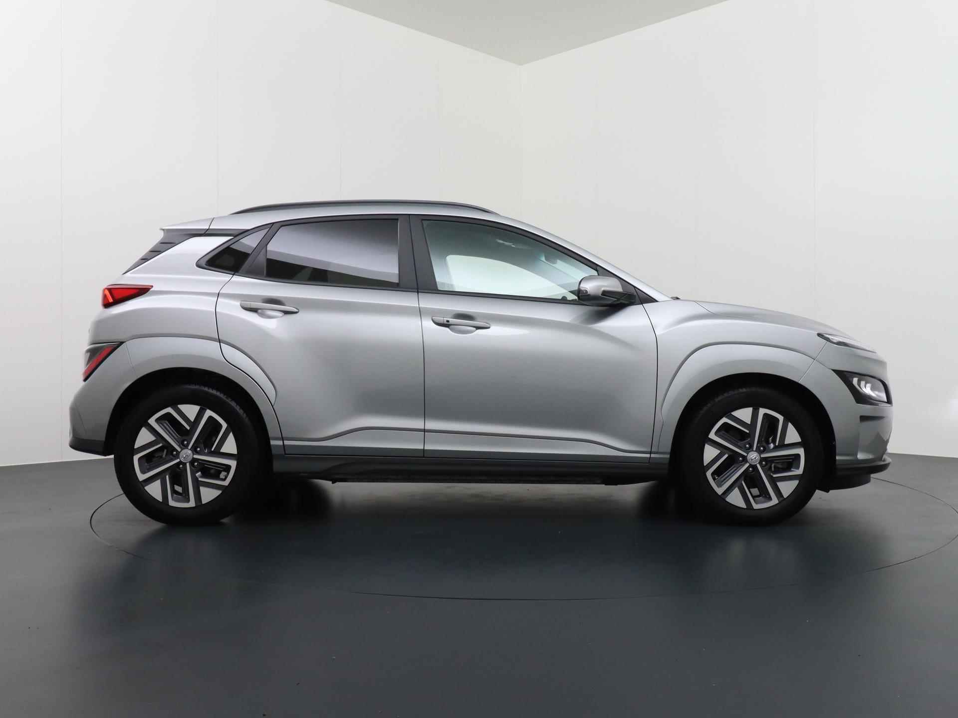 Hyundai KONA EV Premium 64 kWh VAN 31.900 VOOR 29.770 EINDEJAARSVOORDEEL 2.130 ORIG. NL. NAP KM. | HYUNDAI GARANTIE T/M 8-2027 - 9/44