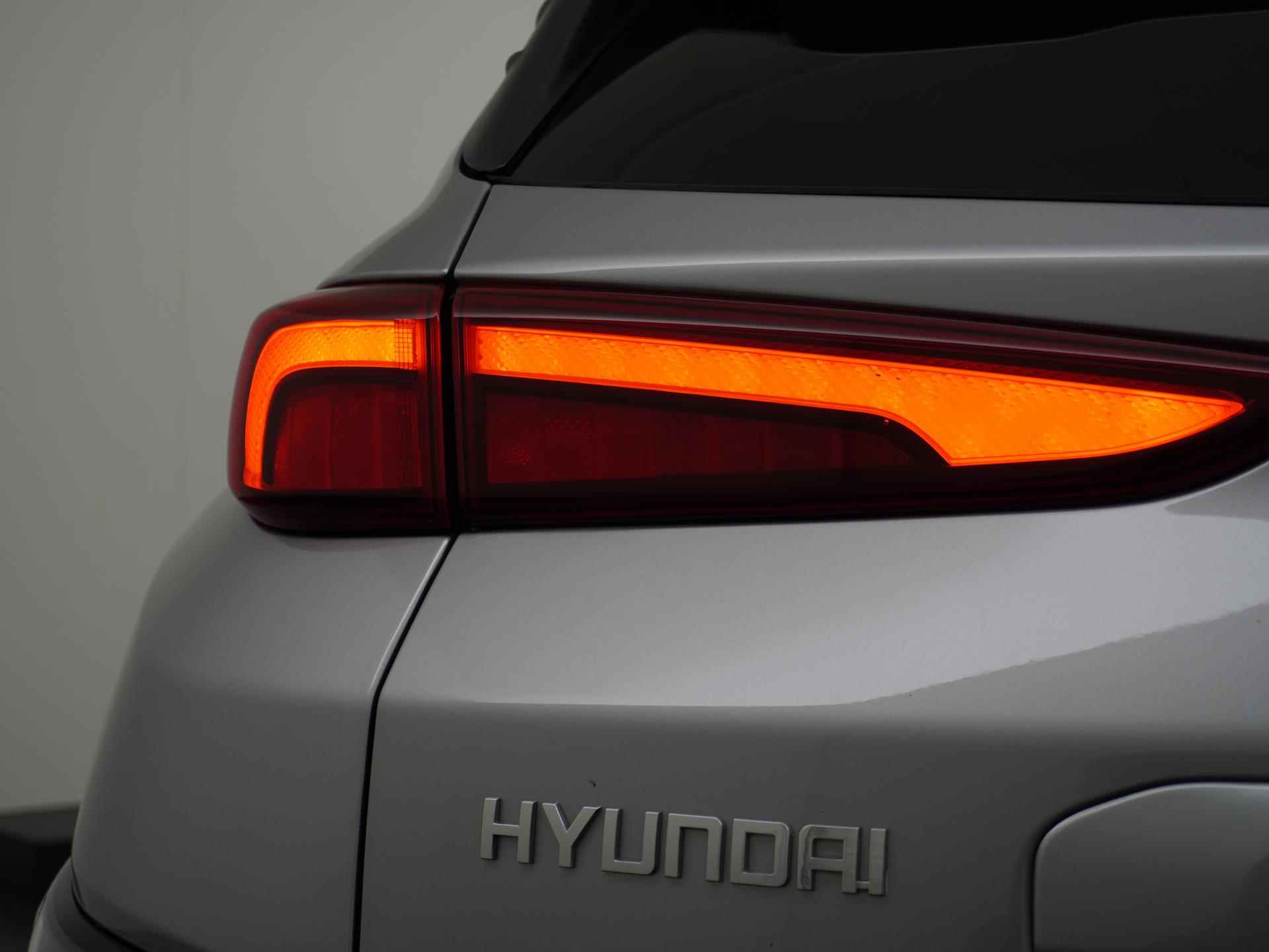 Hyundai KONA EV Premium 64 kWh VAN 31.900 VOOR 29.770 EINDEJAARSVOORDEEL 2.130 ORIG. NL. NAP KM. | HYUNDAI GARANTIE T/M 8-2027 - 10/44