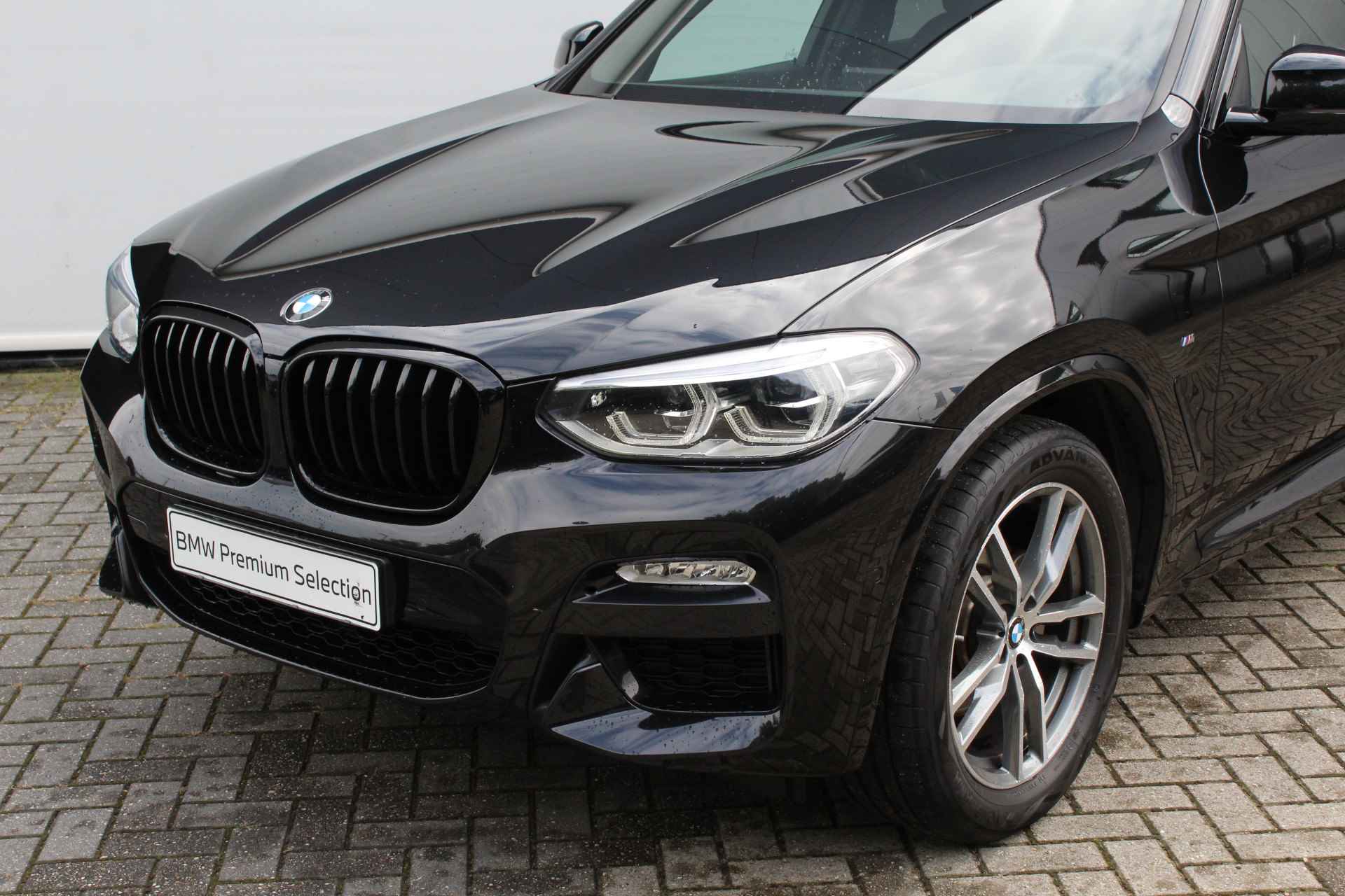 BMW X3 xDrive20i High Executive M Sport Automaat / Sportstoelen / Stoelverwarming / Adaptieve LED / Parking Assistant / Navigatie Professional / Getint glas achter - 3/28