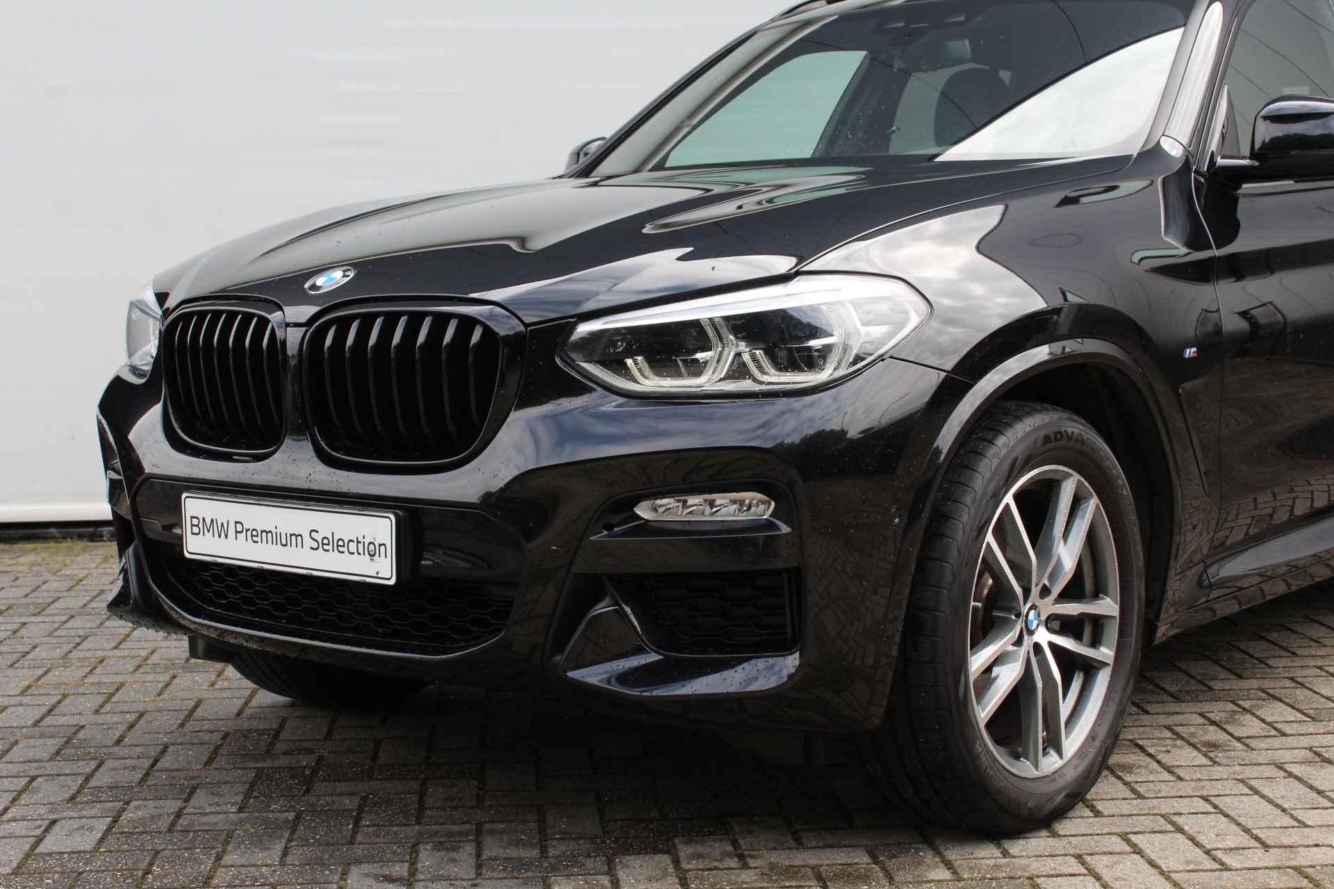 BMW X3 xDrive20i High Executive M Sport Automaat / Sportstoelen / Stoelverwarming / Adaptieve LED / Parking Assistant / Navigatie Professional / Getint glas achter - 4/28