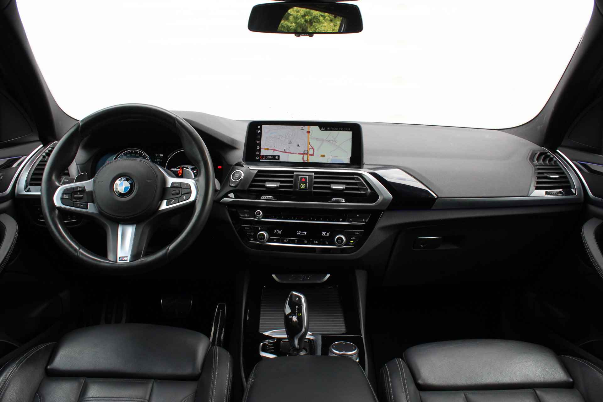 BMW X3 xDrive20i High Executive M Sport Automaat / Sportstoelen / Stoelverwarming / Adaptieve LED / Parking Assistant / Navigatie Professional / Getint glas achter - 27/28