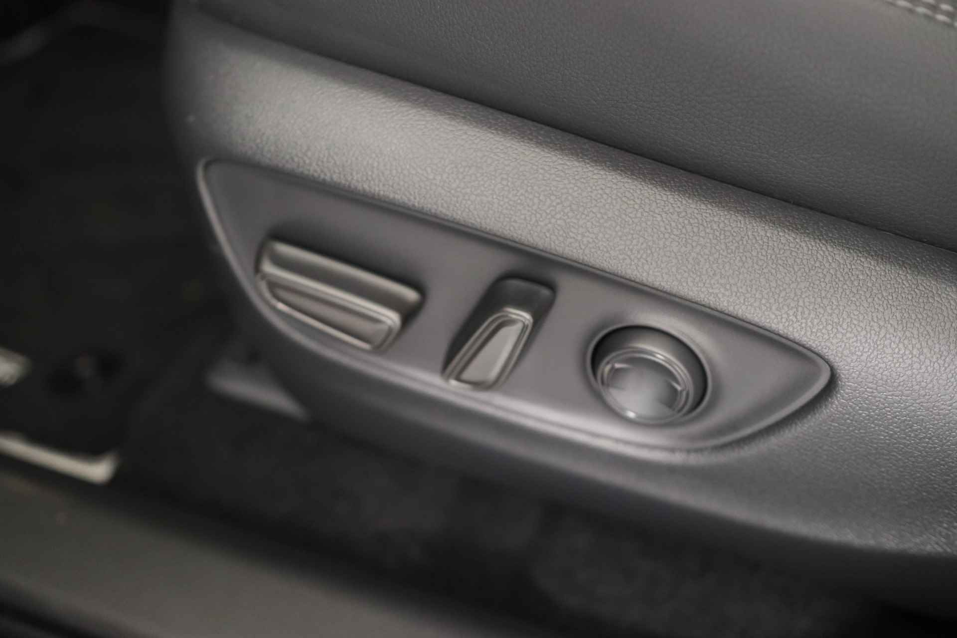 Toyota RAV4 2.5 Hybrid AWD Executive | Navi By App | Memory Zetels | Clima | Stoel/Stuur Verwarming | Keyless | Camera | BLIS | 18'' Lichtme - 16/39