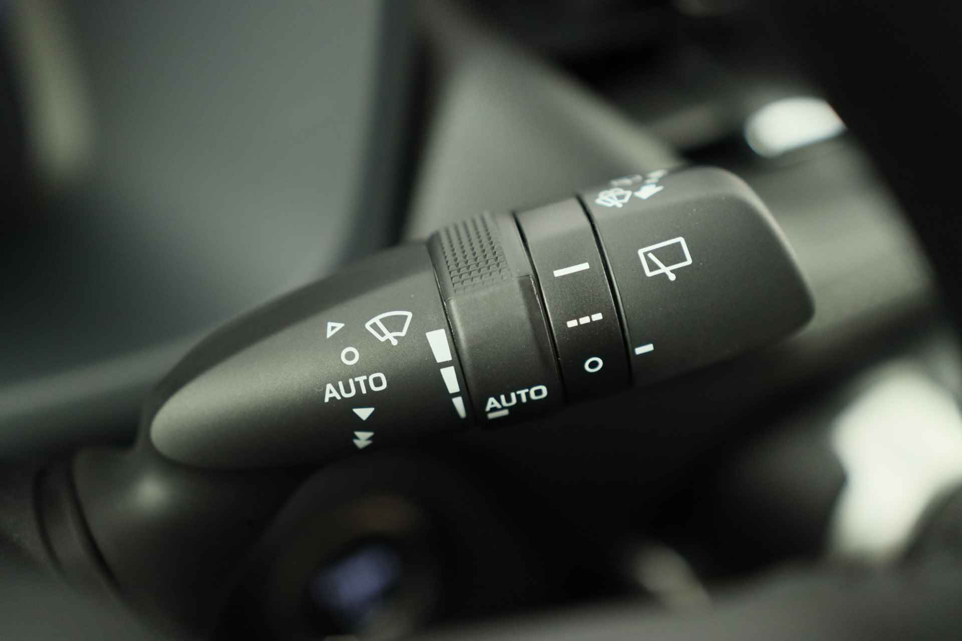 Toyota RAV4 2.5 Hybrid AWD Executive | Navi By App | Memory Zetels | Clima | Stoel/Stuur Verwarming | Keyless | Camera | BLIS | 18'' Lichtme - 36/39