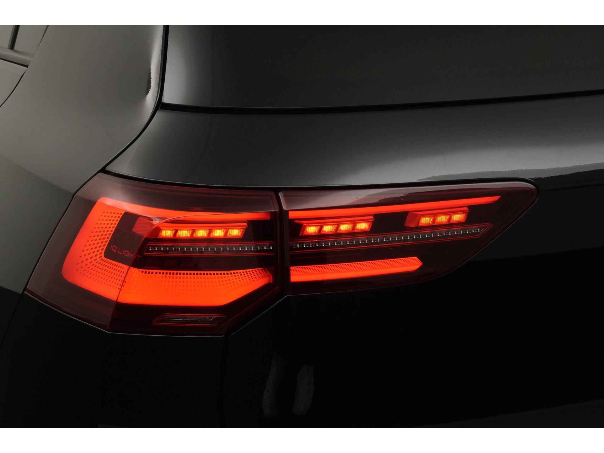 Volkswagen Golf 1.5 eTSI R-Line | Schuifdak | Camera | Matrix LED | Zondag Open! - 24/51