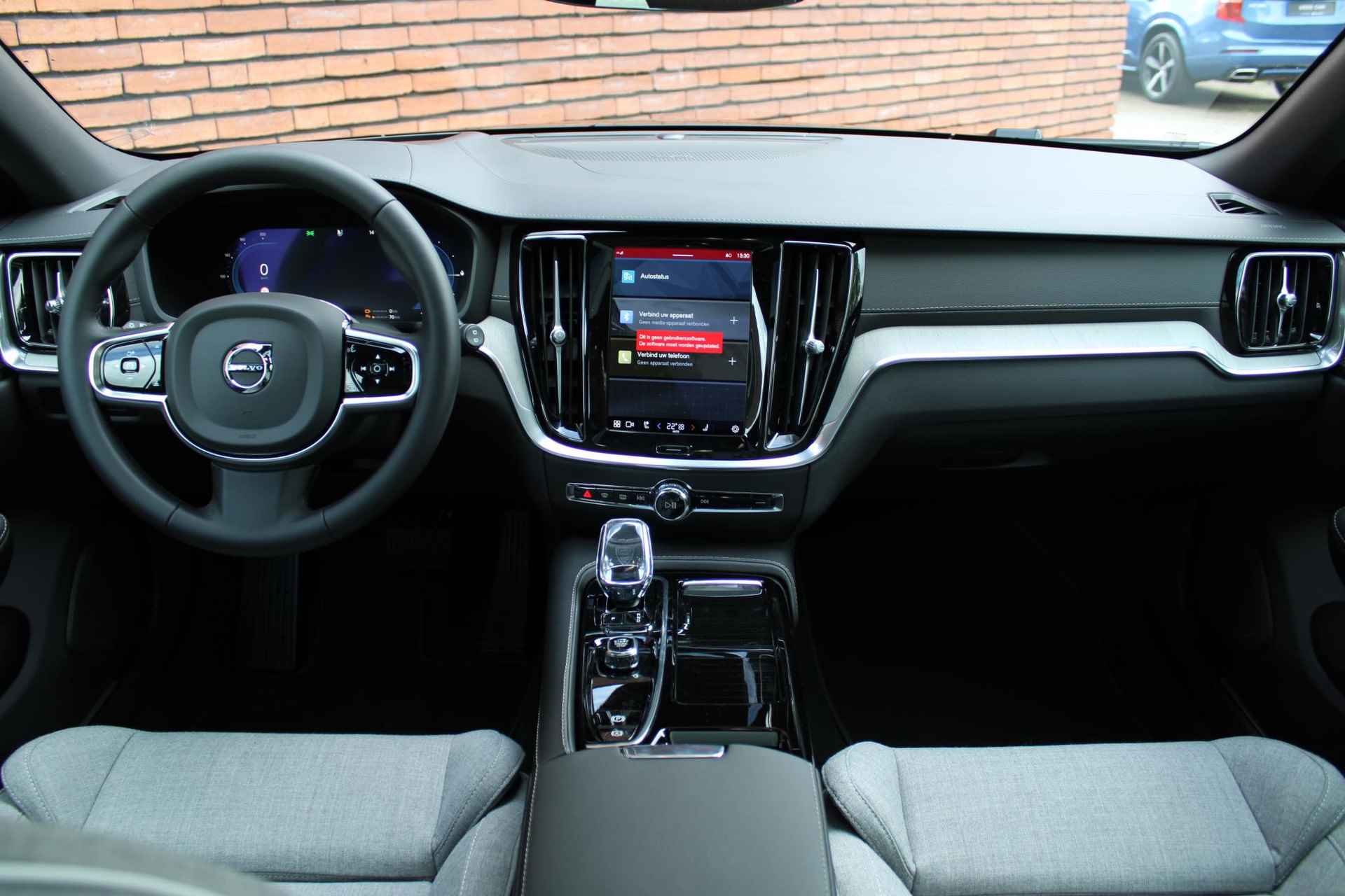 Volvo V60 T6 AWD AUT8 350PK Ultimate Dark. Adaptieve Cruise Control, Pilot Assist, Panoramisch schuif-kanteldak, Parkeersensoren voor en achter, Parkeercamera achter, Elektrisch bedienbare voorstoelen, Lederbekleed Dashboard, Stoelverwarming, Stuurwielverwarming, Head-up Display - 4/21