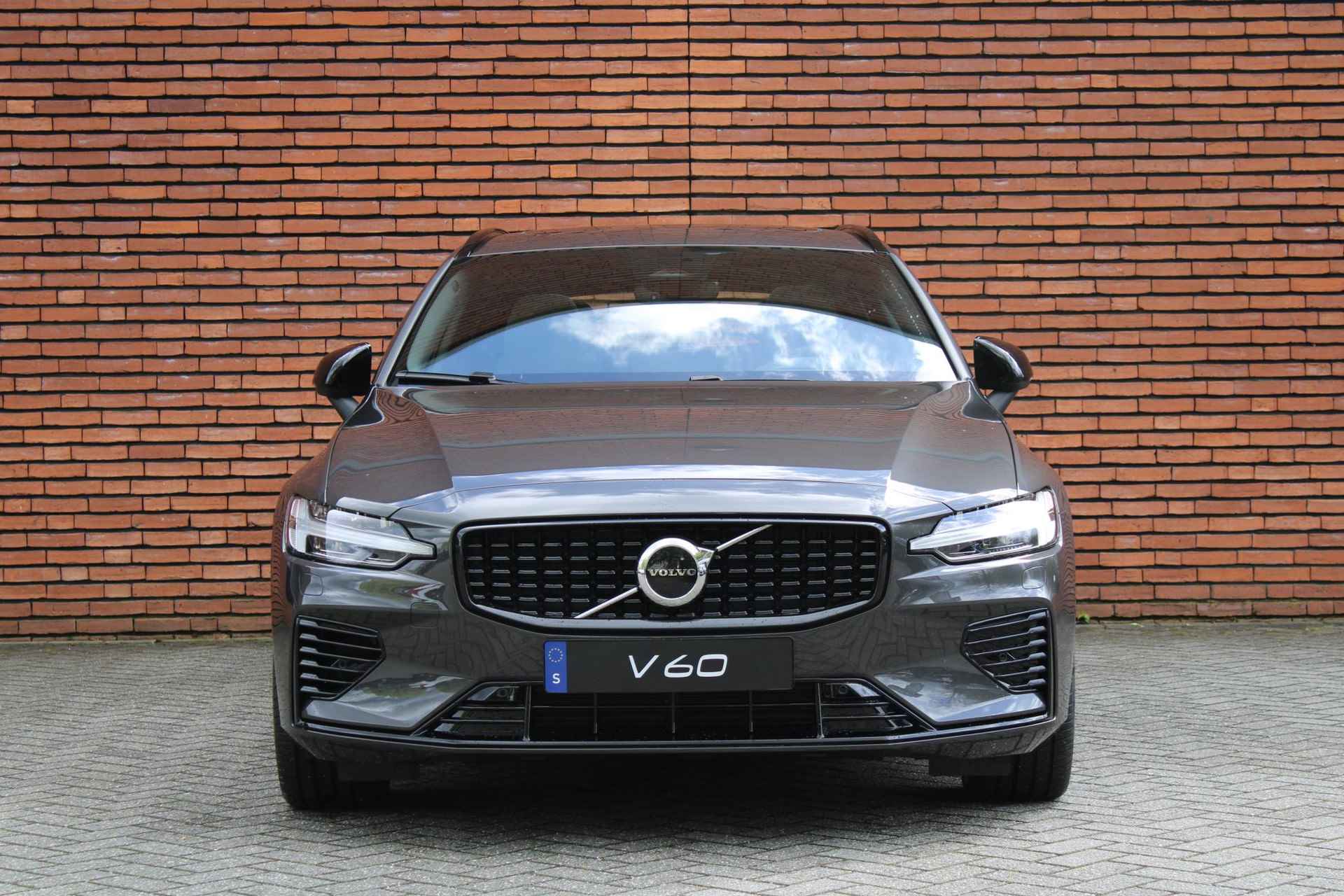 Volvo V60 T6 AWD AUT8 350PK Ultimate Dark. Adaptieve Cruise Control, Pilot Assist, Panoramisch schuif-kanteldak, Parkeersensoren voor en achter, Parkeercamera achter, Elektrisch bedienbare voorstoelen, Lederbekleed Dashboard, Stoelverwarming, Stuurwielverwarming, Head-up Display - 18/21