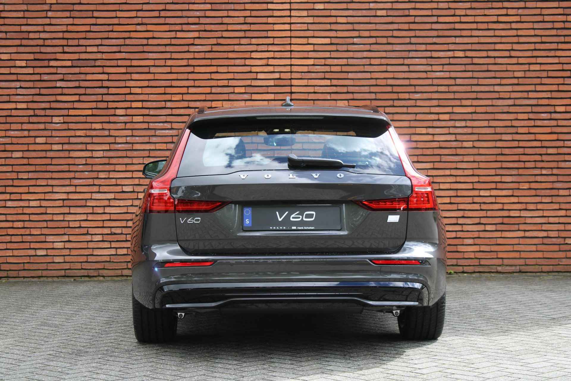 Volvo V60 T6 AWD AUT8 350PK Ultimate Dark. Adaptieve Cruise Control, Pilot Assist, Panoramisch schuif-kanteldak, Parkeersensoren voor en achter, Parkeercamera achter, Elektrisch bedienbare voorstoelen, Lederbekleed Dashboard, Stoelverwarming, Stuurwielverwarming, Head-up Display - 19/21