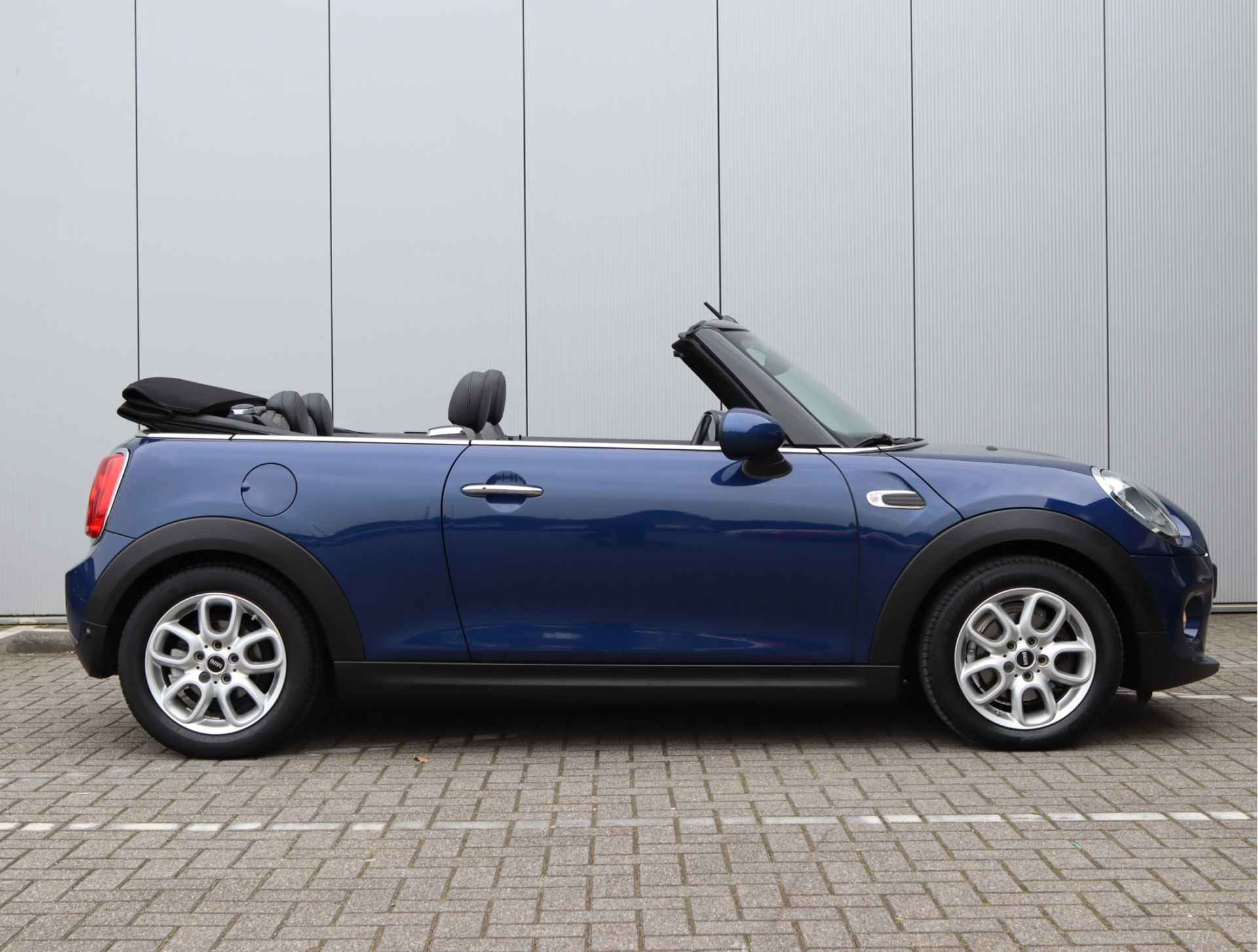 MINI Cabrio 1.5 Cooper Pepper Serious Business | Navigatie | Stoelverwarming | Parkeersensoren | Keyless - 19/54