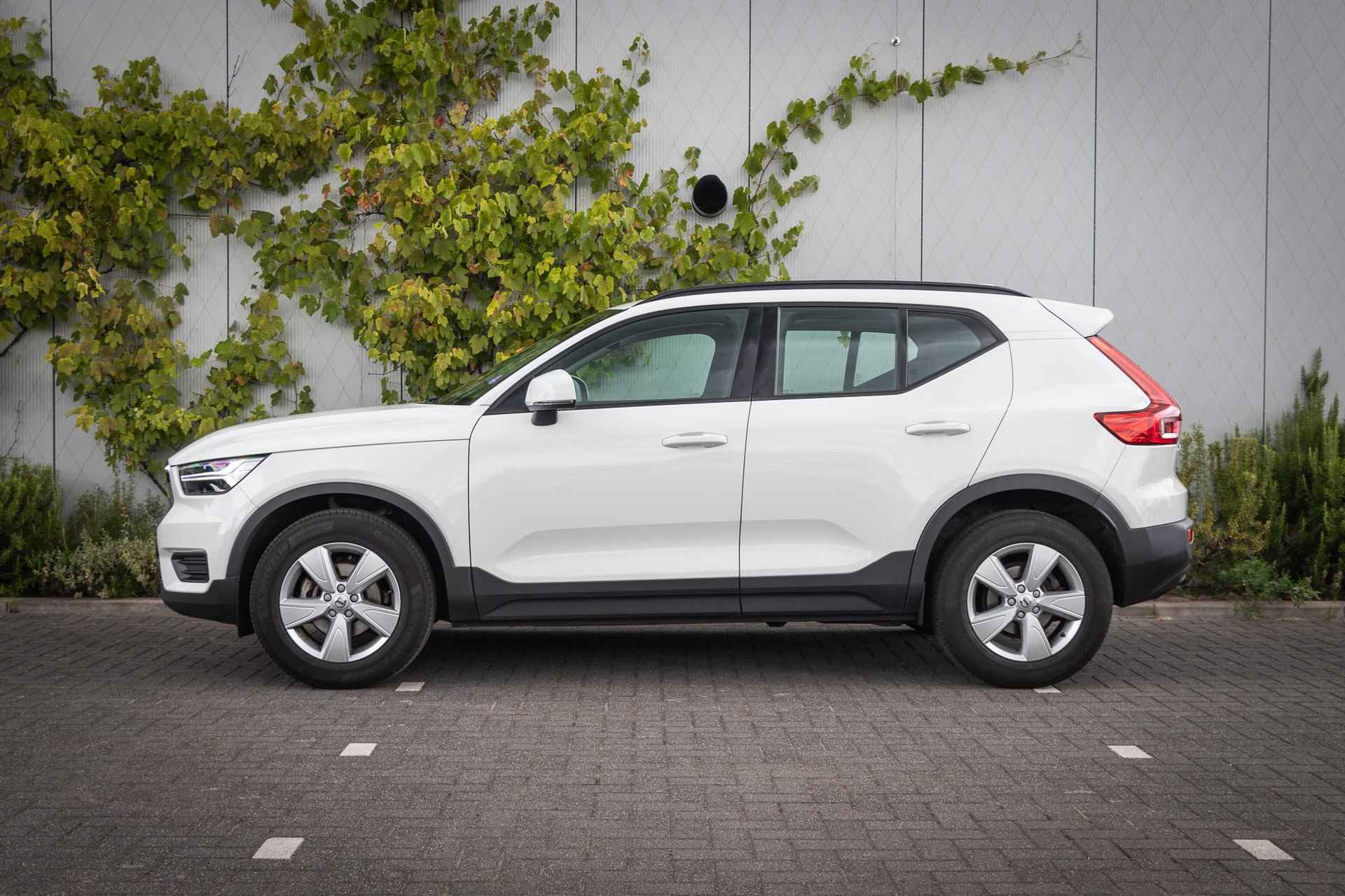 Volvo XC40 T2 Momentum Core | Navigatie | Parkeersensoren achter | Apple Carplay / Android Auto | Climate control | Cruise control - 5/15