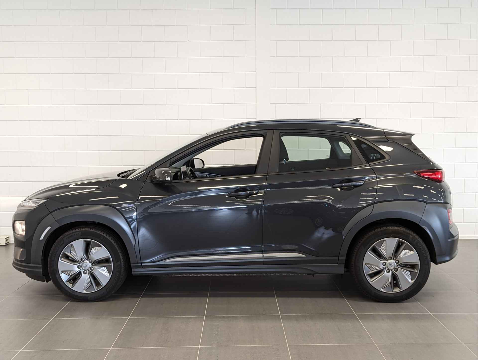 Hyundai KONA EV Comfort 64 kWh € 2000 SEPP SUBSIDIE | NAVIGATIE | LONG RANGE ACCU | LEUKE AUTO! - 9/46