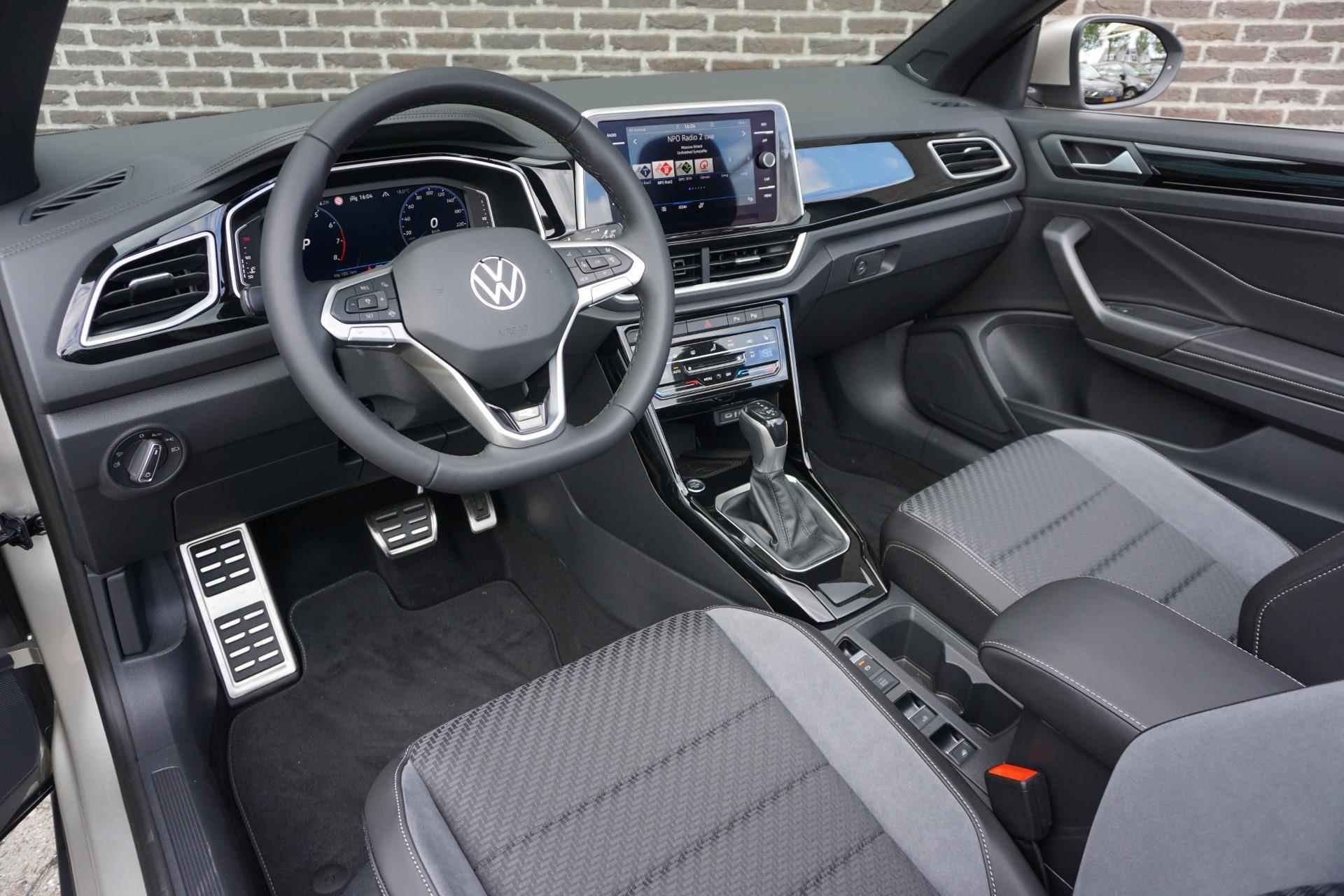 Volkswagen T-Roc Cabrio 1.5 TSI 150pk DSG R-Line | Achteruitrijcamera | LMV 19" - 29/50