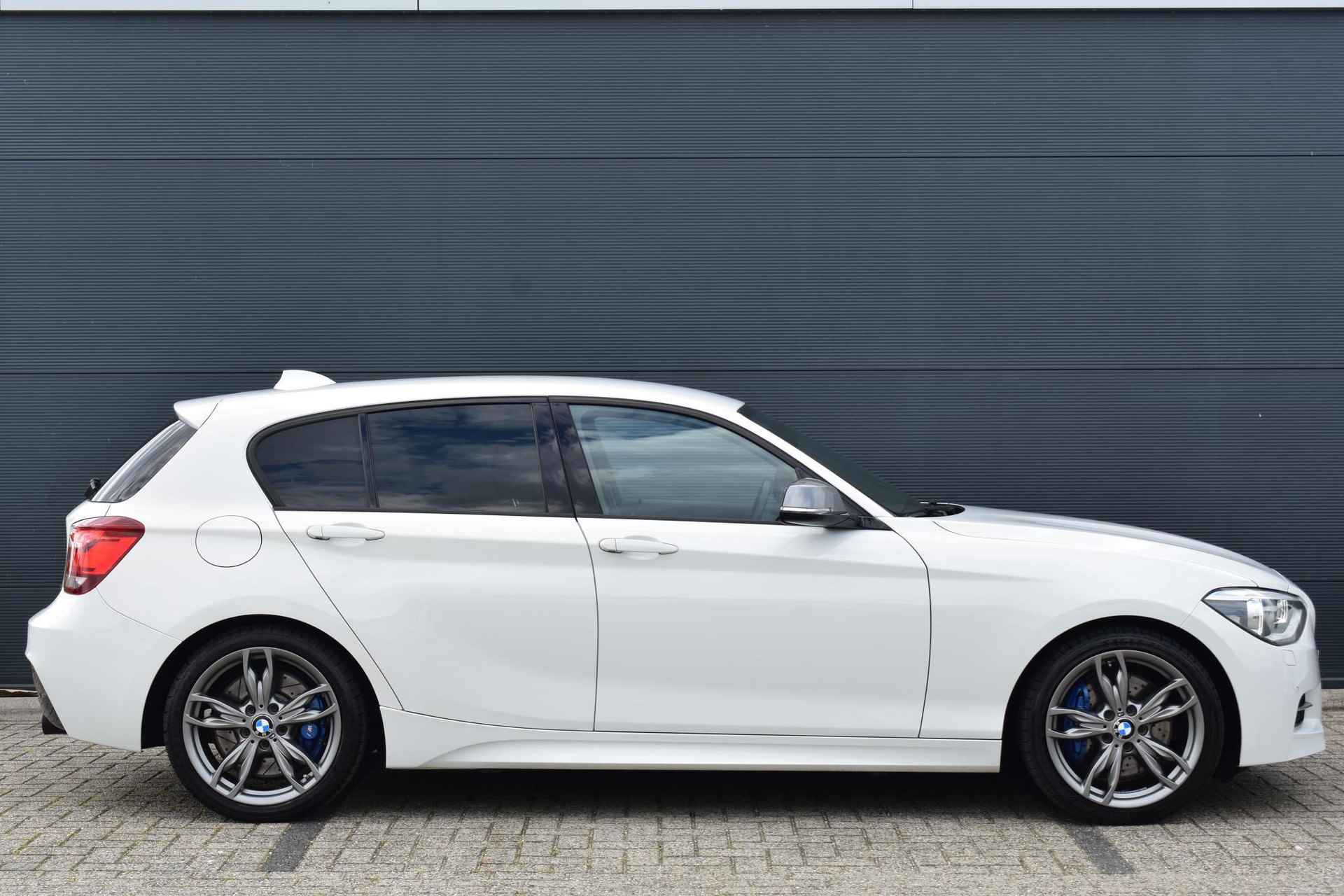 BMW 1-serie M135i xDrive High Executive 320pk | Harman & Kardon | Navigatie | Stoelverwarming | Leder | Parkersensoren Voor & Achter - 4/34