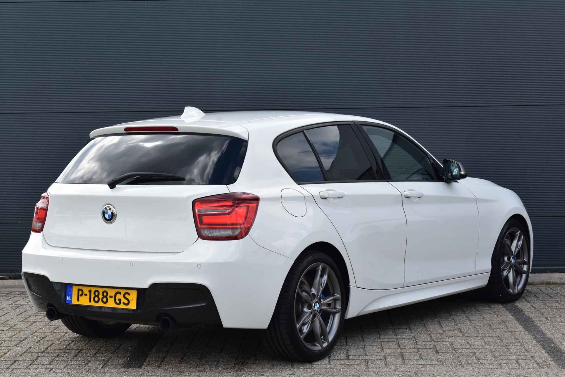 BMW 1-serie M135i xDrive High Executive 320pk | Harman & Kardon | Navigatie | Stoelverwarming | Leder | Parkersensoren Voor & Achter - 5/34