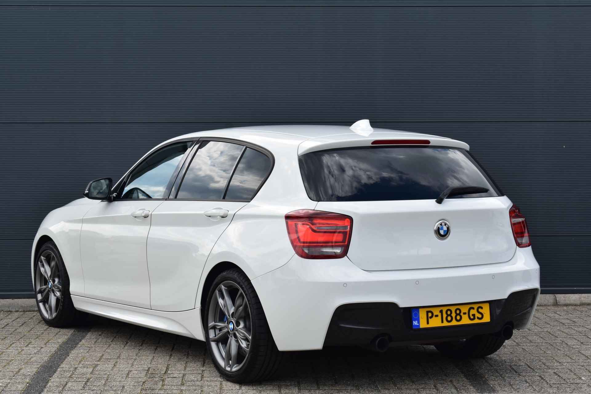 BMW 1-serie M135i xDrive High Executive 320pk | Harman & Kardon | Navigatie | Stoelverwarming | Leder | Parkersensoren Voor & Achter - 7/34