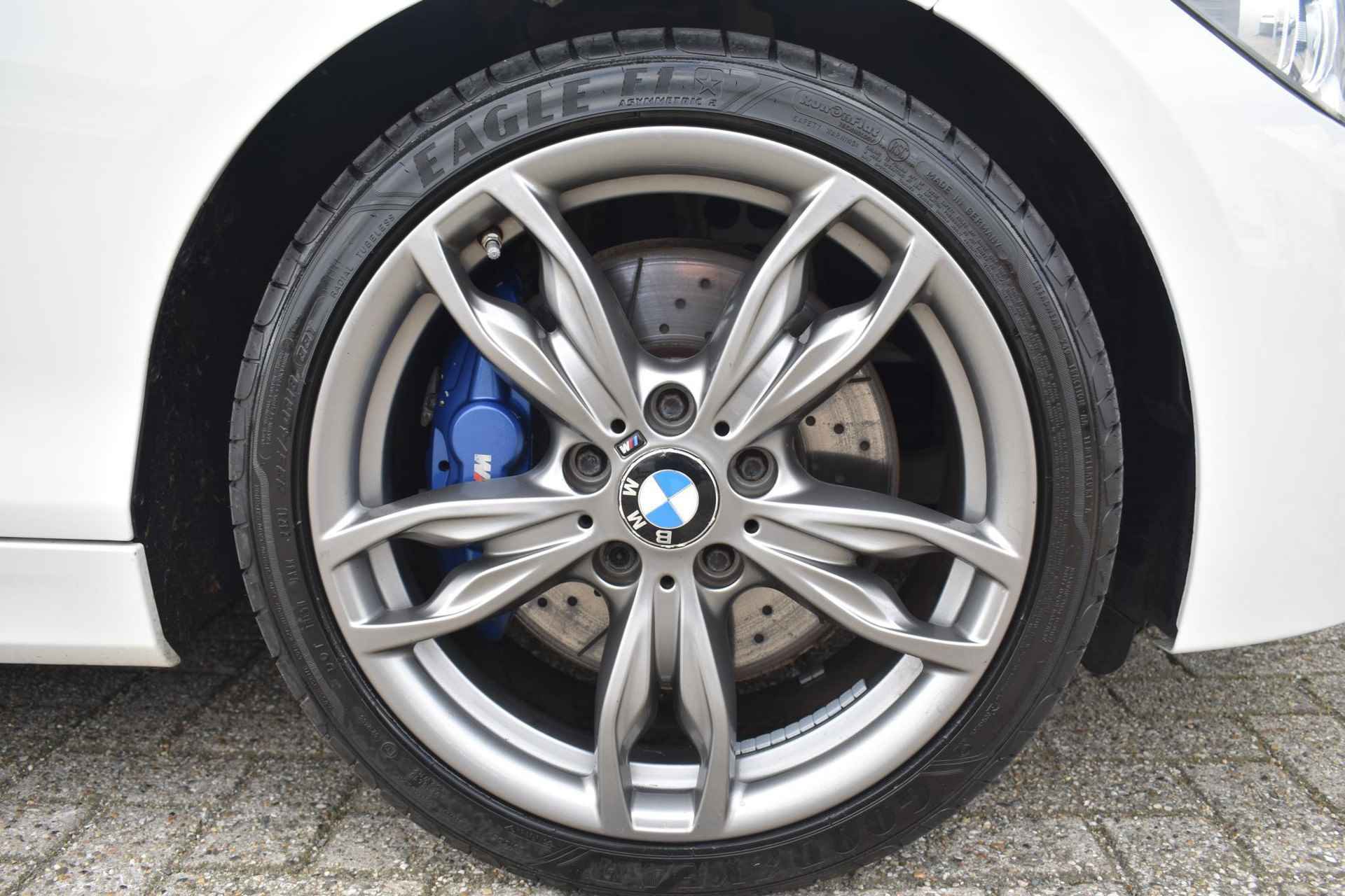 BMW 1-serie M135i xDrive High Executive 320pk | Harman & Kardon | Navigatie | Stoelverwarming | Leder | Parkersensoren Voor & Achter - 9/34