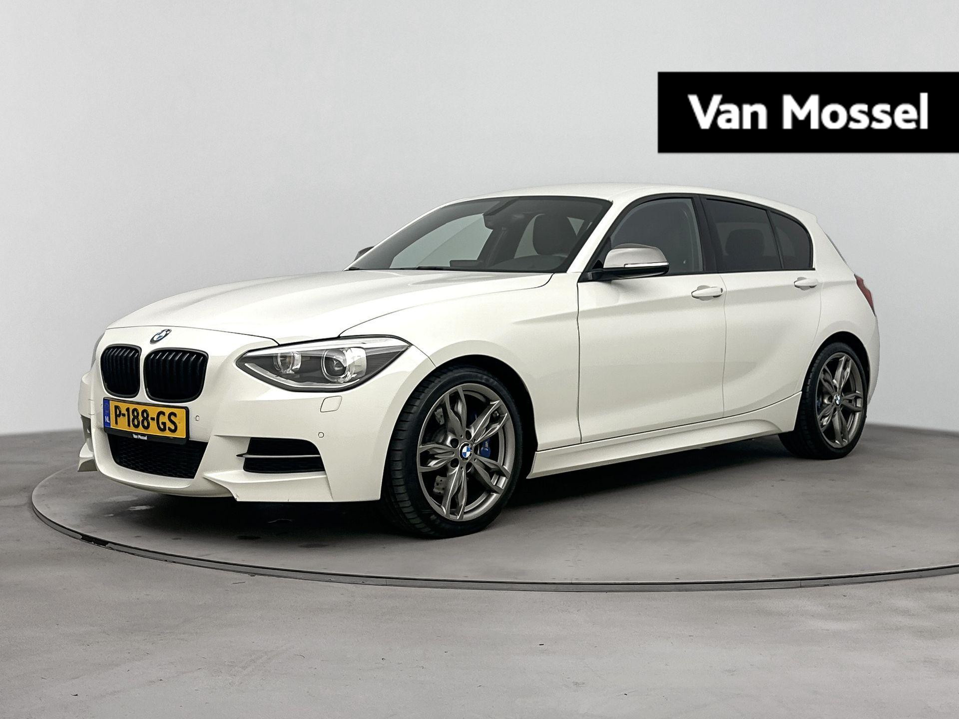 BMW 1-serie M135i xDrive High Executive 320pk | Harman & Kardon | Navigatie | Stoelverwarming | Leder | Parkersensoren Voor & Achter