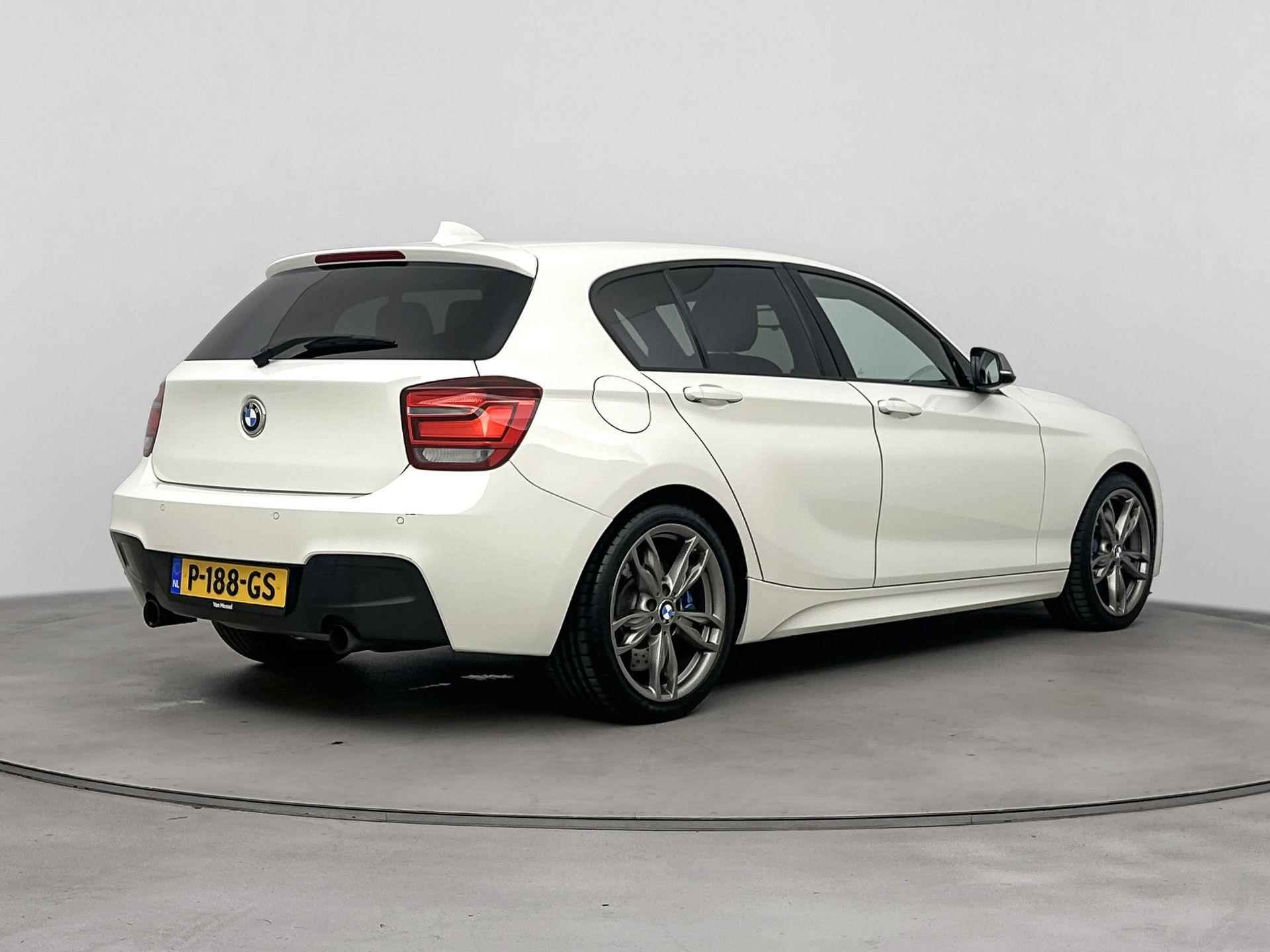 BMW 1-serie M135i xDrive High Executive 320pk | Harman & Kardon | Navigatie | Stoelverwarming | Leder | Parkersensoren Voor & Achter - 4/27