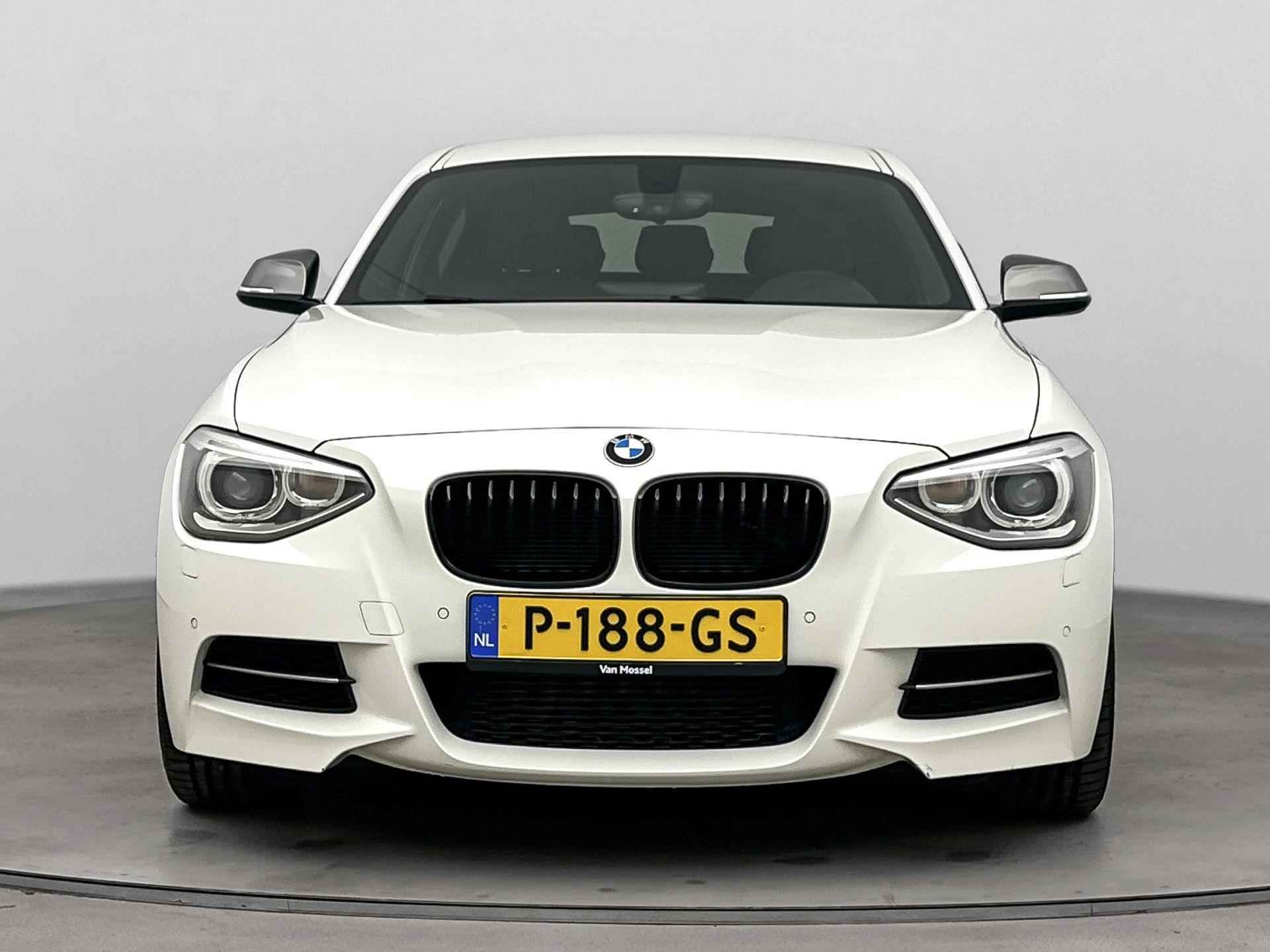 BMW 1-serie M135i xDrive High Executive 320pk | Harman & Kardon | Navigatie | Stoelverwarming | Leder | Parkersensoren Voor & Achter - 5/27