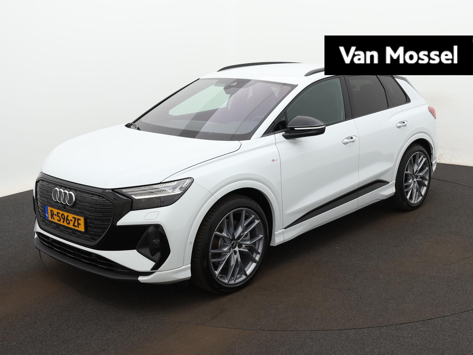 Audi Q4 e-tron 40 Launch edition S Competition 77 kWh 204 PK | Demo | Warmtepomp | Dynamiekpakket | Achteruitrijcamera | Apple Carplay | Android Auto | Cruise control | Comfortairconditioning 3-zones | Optiekpakket zwart | Spiegelkappen zwart | LED Matrix Koplampen | Comfortpakket | Comfortsleutel | Verwarmbare voorruit |