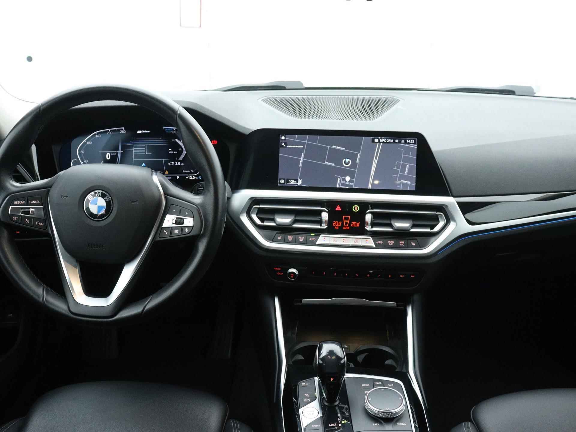 BMW 3-serie Touring 330e 292PK Plug-In Hybrid LIVE-COCKPIT LED CARPLAY - 22/40