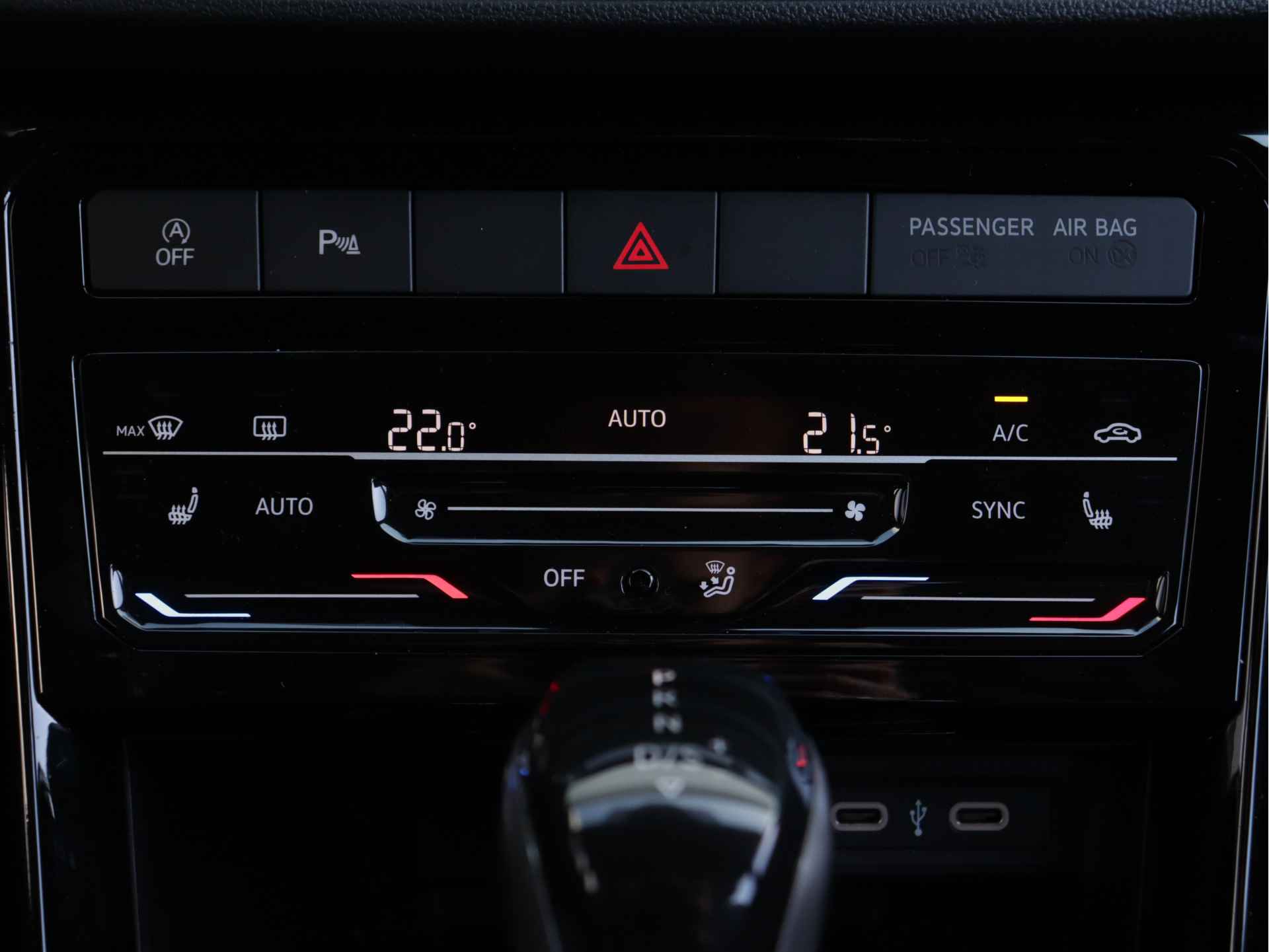 Volkswagen T-Cross 1.0 TSI R-Line 110pk Automaat | Navigatie | Stoelverwarming | Parkeersensoren | 18" Velgen | - 27/41