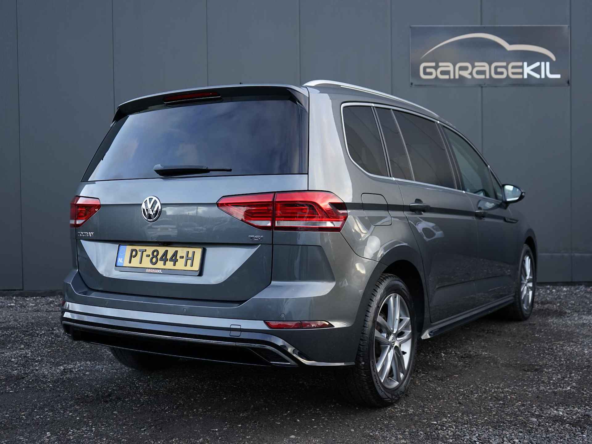 Volkswagen Touran 1.2 TSI Highline Business R R-Line / BTW / Full Map Nav / Carplay / 1ste eigenaar / Adaptive Cruise / Privacy glass / Keyless - 8/31