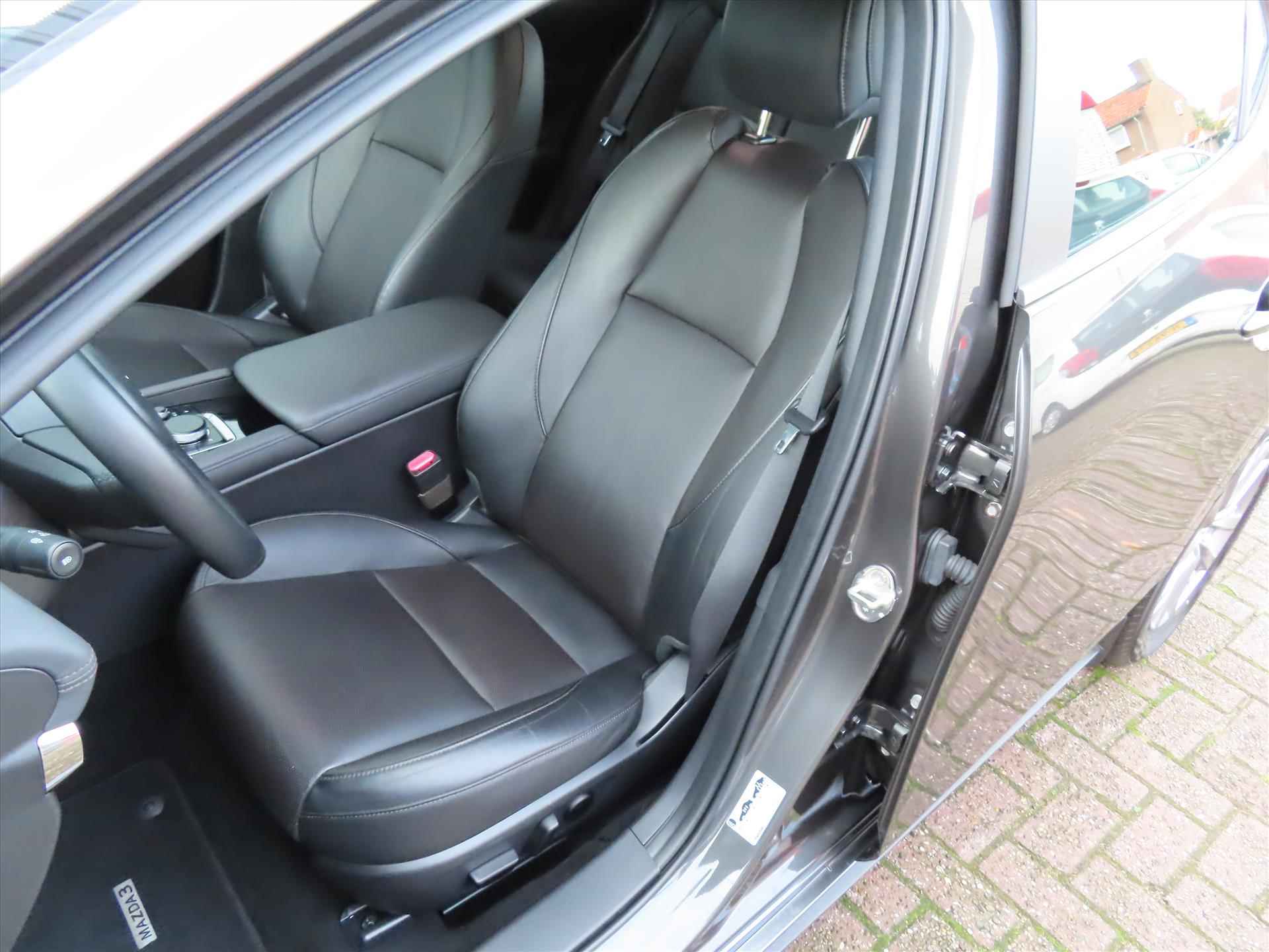 Mazda 3 Hatchback Skyactiv-X 180pk Comfort/ Bose sound/ DAB/ Apple Carplay/ Navigatie/ Lederen bekleding/ Keyless entry/ Camera achter/ 1 Eigenaar/ Origineel NL/ NAP - 33/44