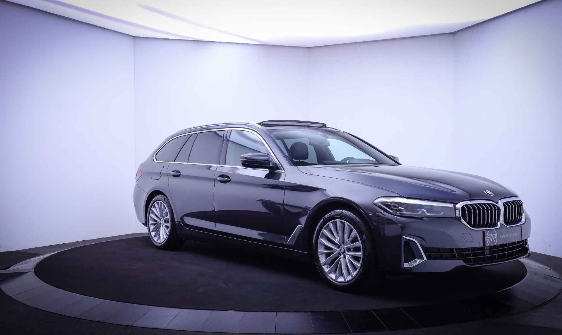 BMW 5 Serie Touring 520iA LUXURY EDITION PANO/DAKOTALEDER/TREKH.ELEK./STOELVERW./LED/HIFI - 3/29