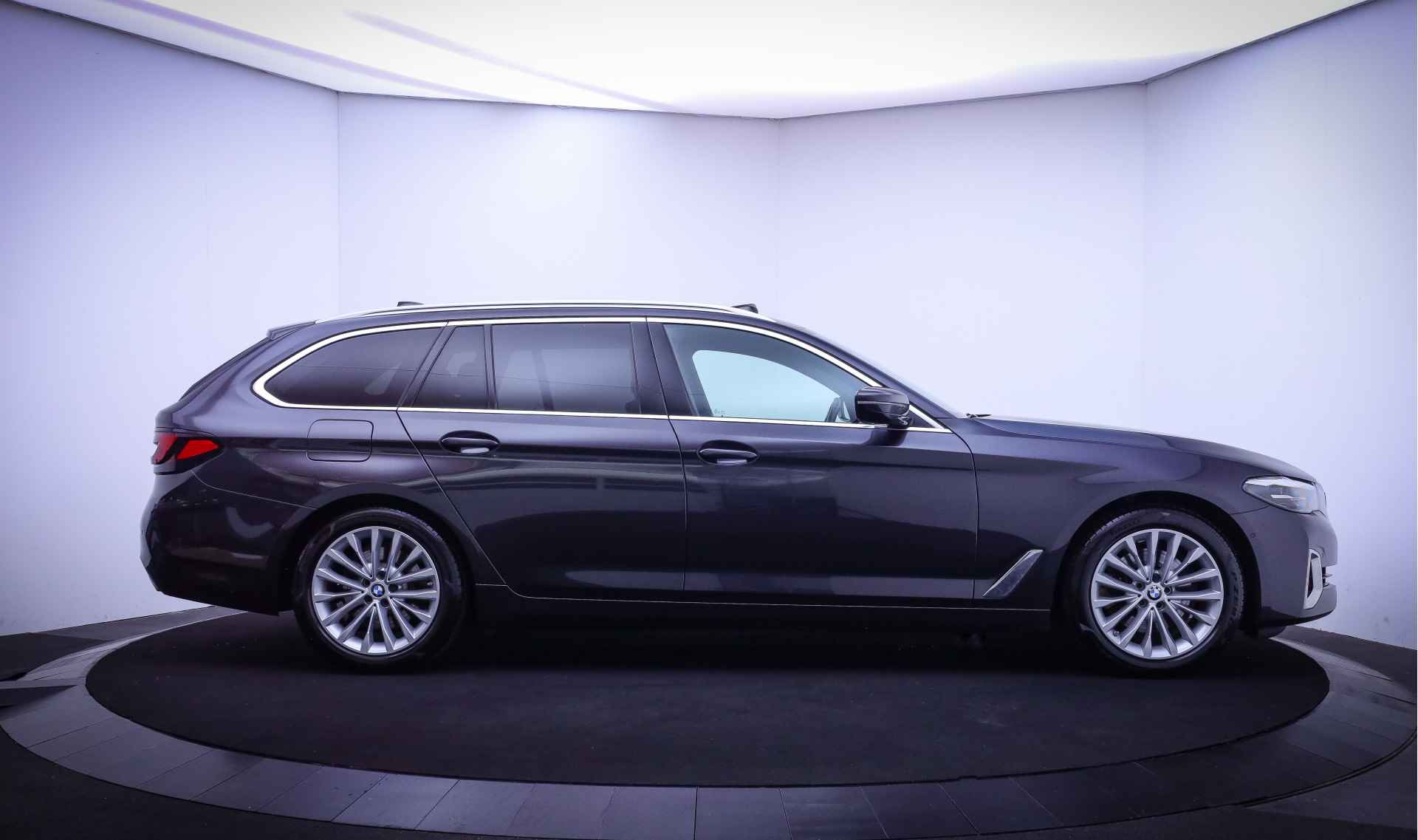 BMW 5 Serie Touring 520iA LUXURY EDITION PANO/DAKOTALEDER/TREKH.ELEK./STOELVERW./LED/HIFI - 4/29