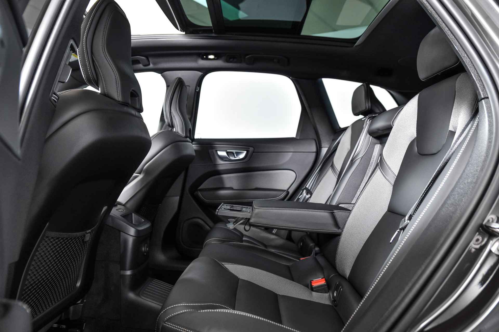 Volvo XC60 2.0 Recharge T6 AWD Plus Dark | S/K-Panodak | Dig. Cockpit | Adapt. Cruise | Memory Stoelen | Elek. Klep | Stoel-+stuurverw. | Camera | NAV+App. Connect | LM 19" | 1392 - 65/70