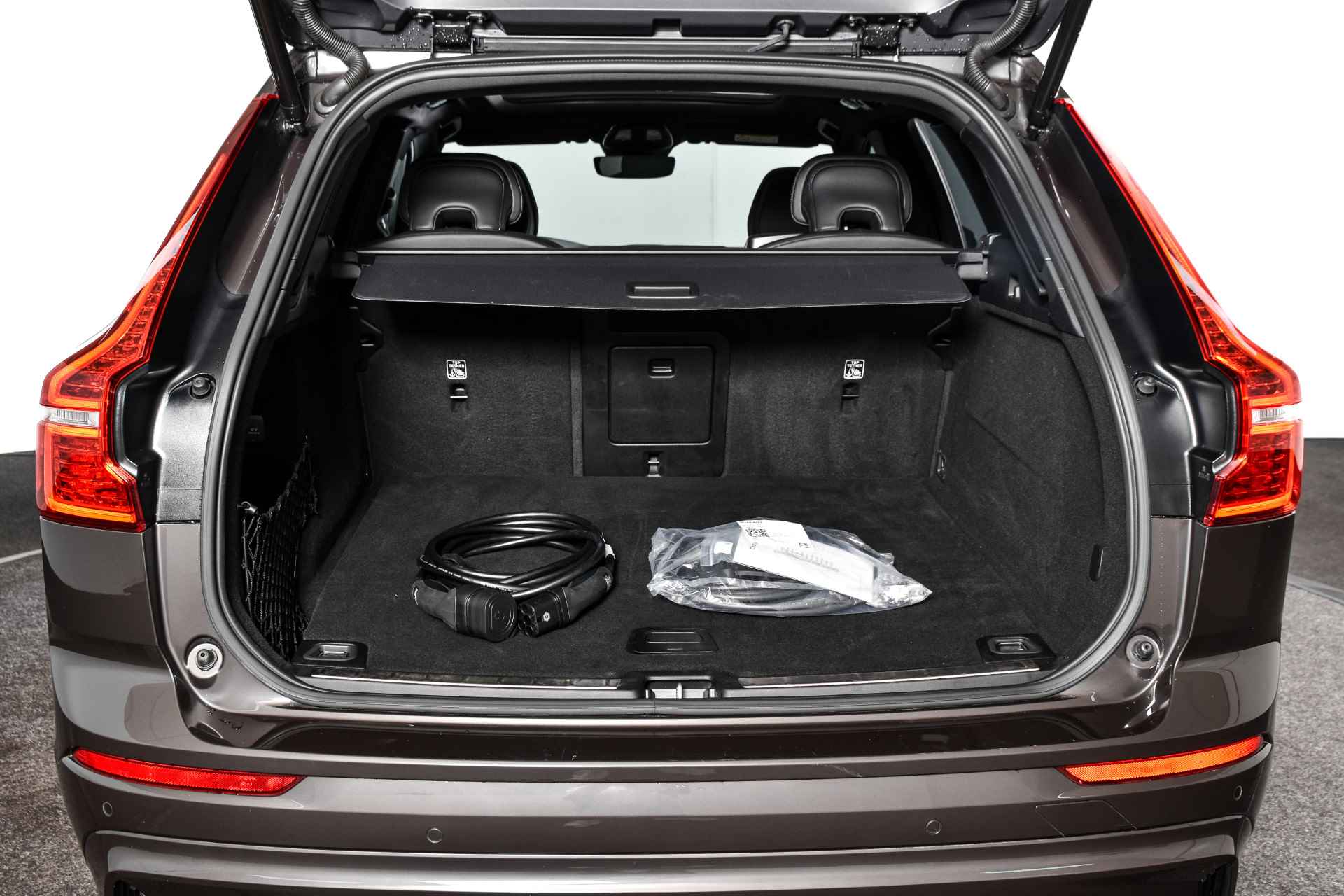 Volvo XC60 2.0 Recharge T6 AWD Plus Dark | S/K-Panodak | Dig. Cockpit | Adapt. Cruise | Memory Stoelen | Elek. Klep | Stoel-+stuurverw. | Camera | NAV+App. Connect | LM 19" | 1392 - 66/70