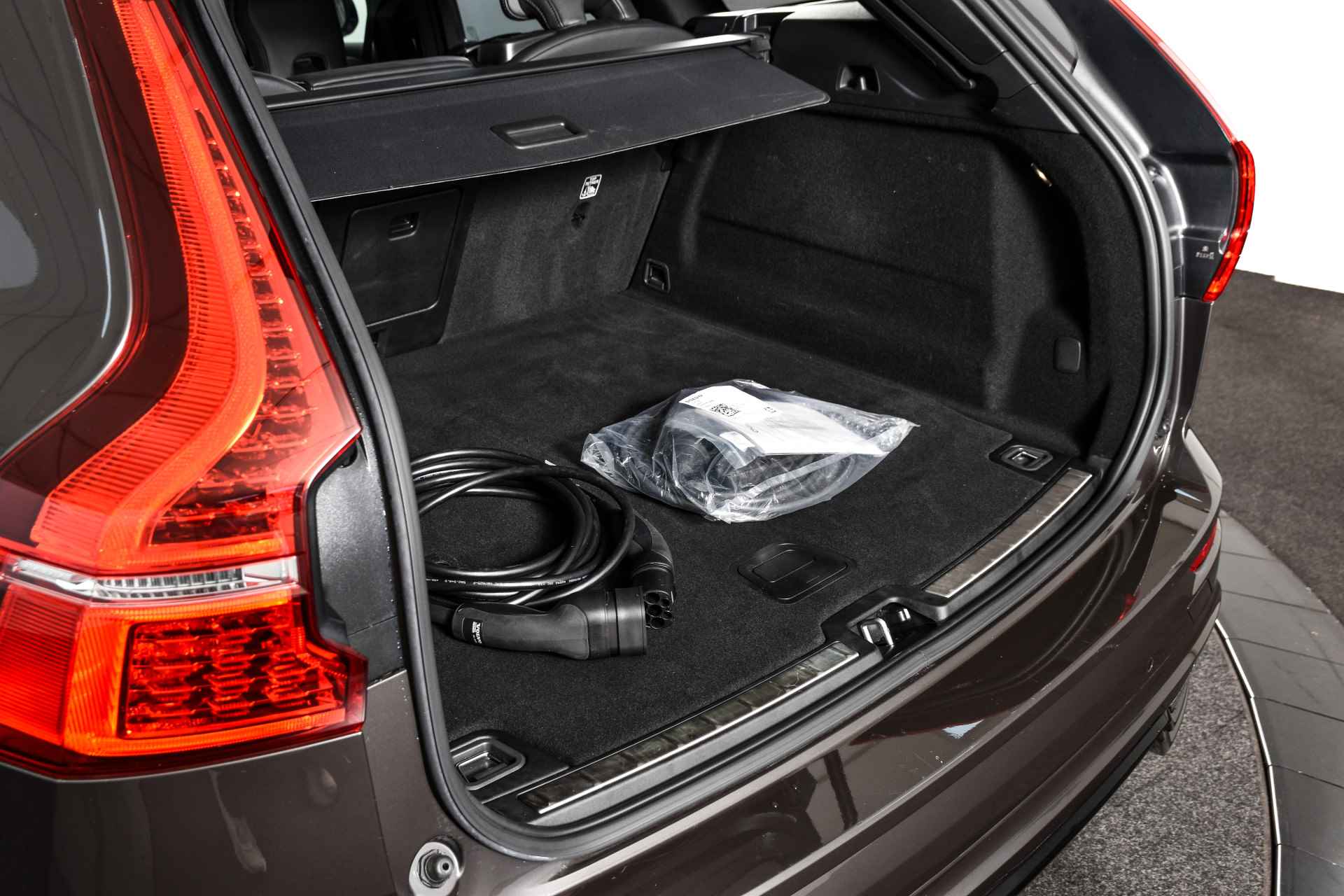 Volvo XC60 2.0 Recharge T6 AWD Plus Dark | S/K-Panodak | Dig. Cockpit | Adapt. Cruise | Memory Stoelen | Elek. Klep | Stoel-+stuurverw. | Camera | NAV+App. Connect | LM 19" | 1392 - 67/70