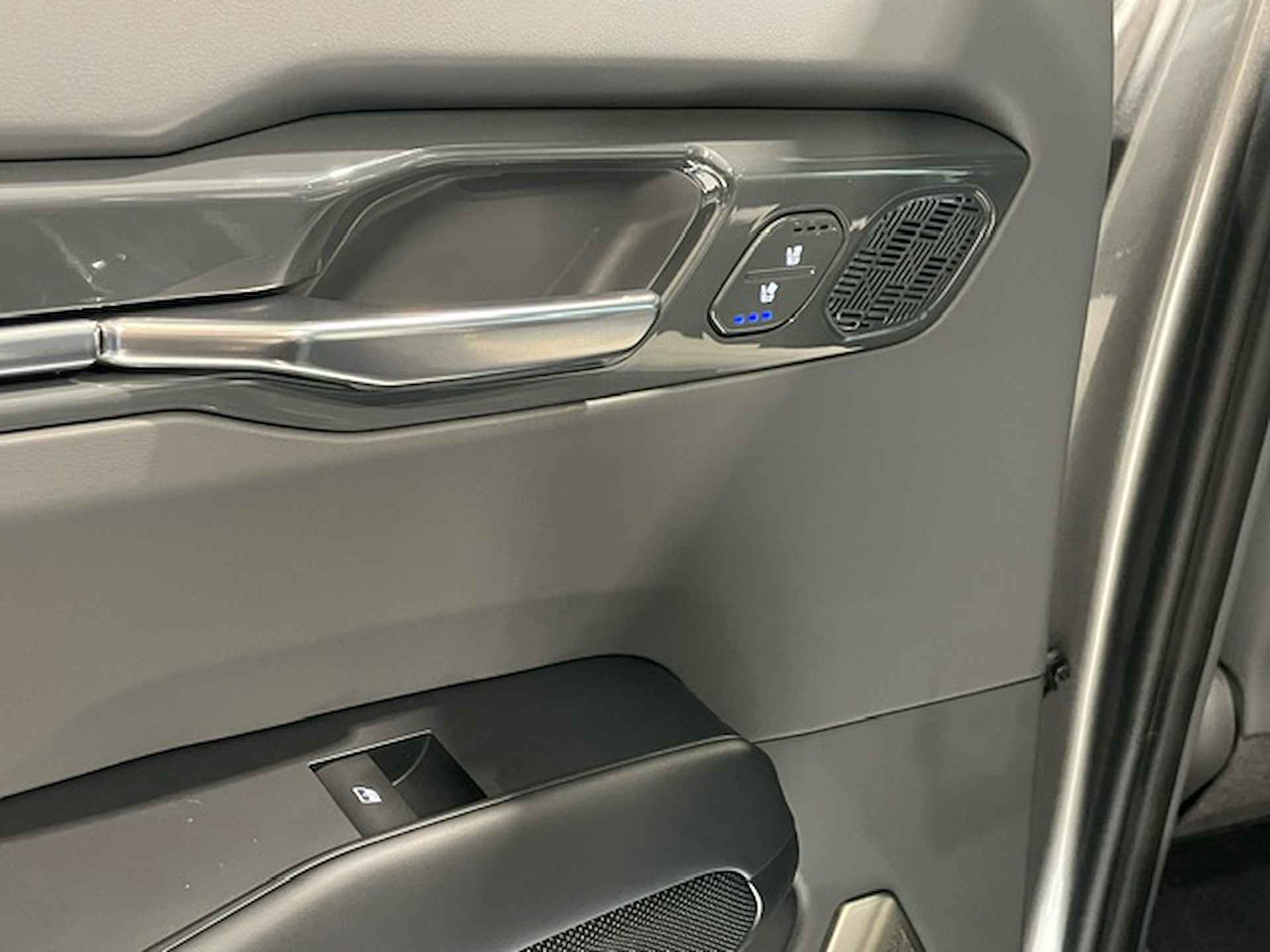 Kia EV9 Launch Edition GT-Line AWD 99.8 kWh - Schuif/Kanteldak - Adaptief Cruise Control - Climate Control - Lichtmetalen Velgen 21'' - Fabrieksgarantie Tot 2031 - 25/36