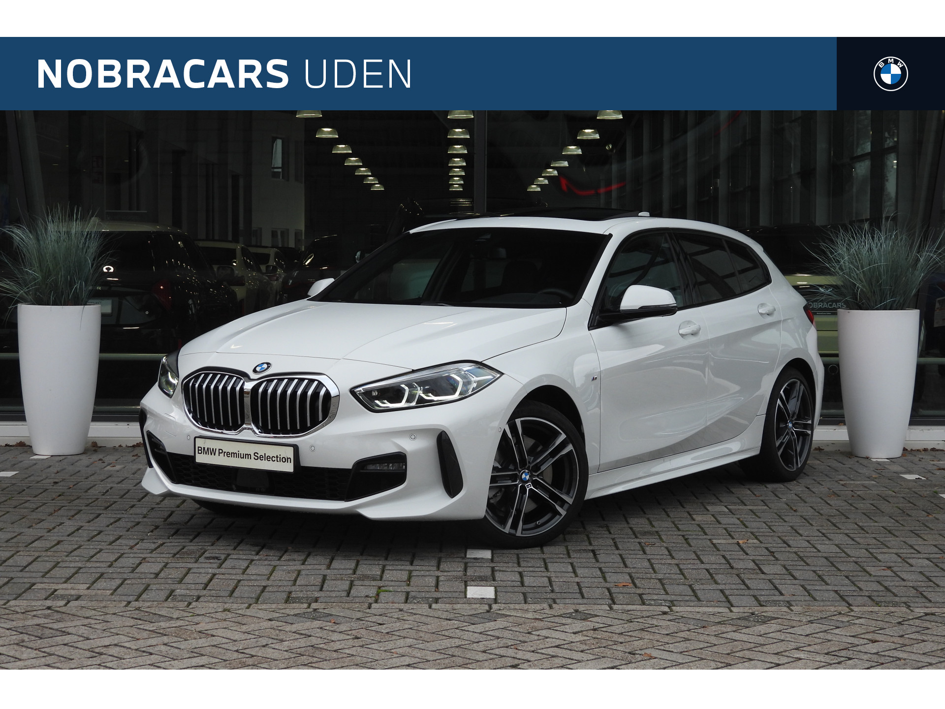 BMW 1-serie 120i High Executive M Sport Automaat / Panoramadak / Sportstoelen / Adaptieve LED / Comfort Access / Head-Up / M Sportonderstel / Parking Assistant