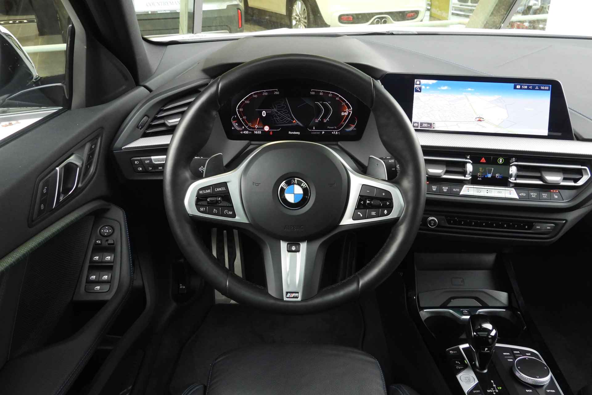 BMW 1-serie 120i High Executive M Sport Automaat / Panoramadak / Sportstoelen / Adaptieve LED / Comfort Access / Head-Up / M Sportonderstel / Parking Assistant - 4/41