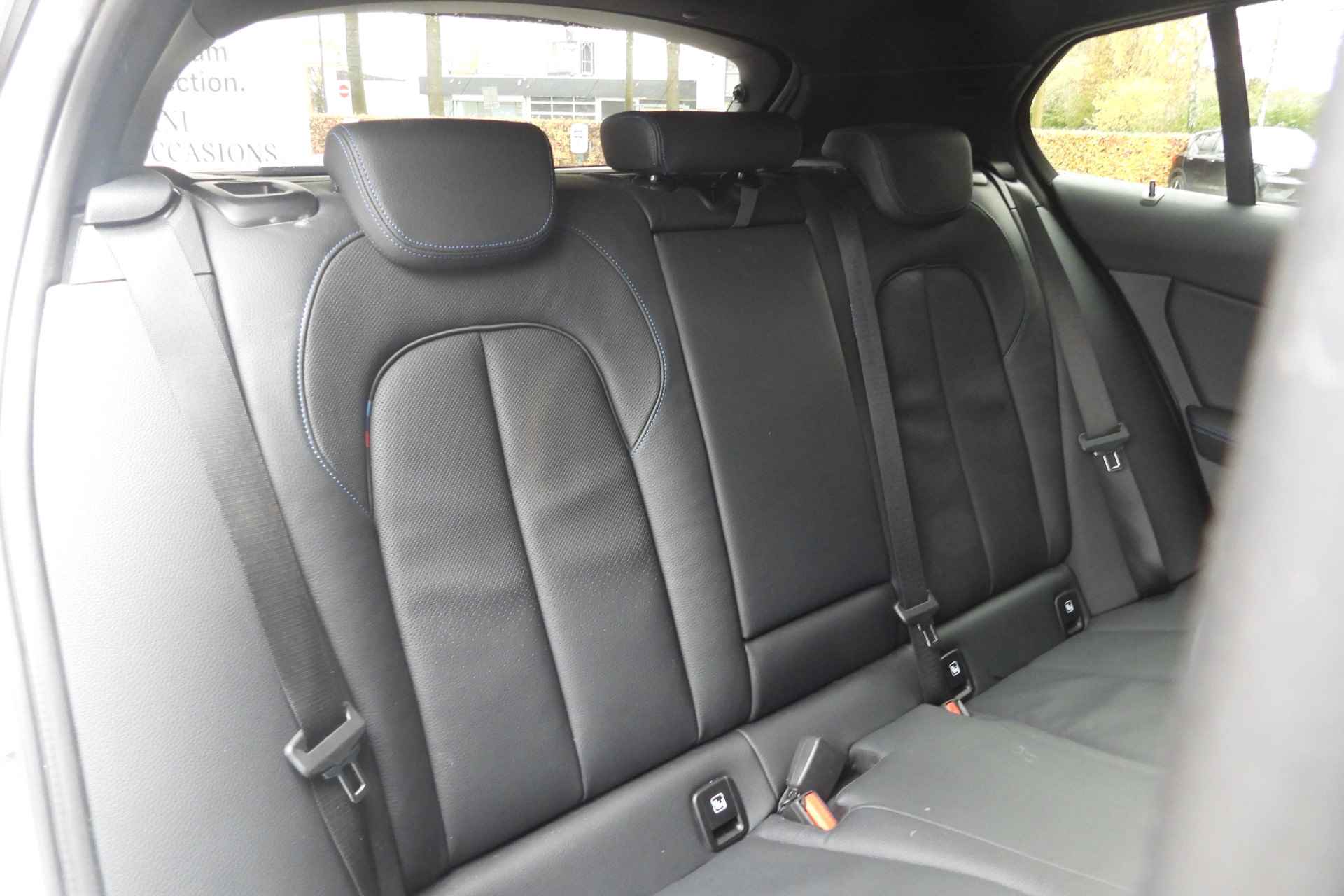 BMW 1-serie 120i High Executive M Sport Automaat / Panoramadak / Sportstoelen / Adaptieve LED / Comfort Access / Head-Up / M Sportonderstel / Parking Assistant - 22/41