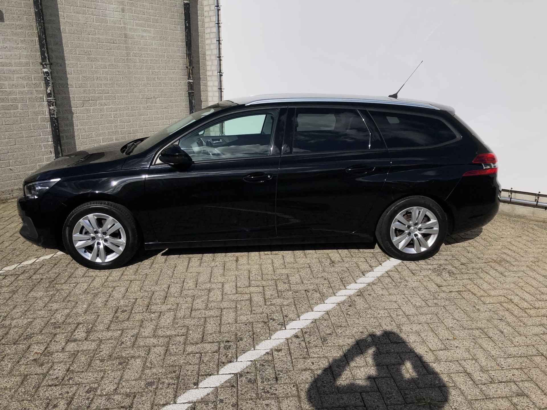 Peugeot 308 SW 1.2 PureTech Blue Lease Executive | Leder | Stoelverwarming | Panoramadak | Camera | Navigatie - 2/25