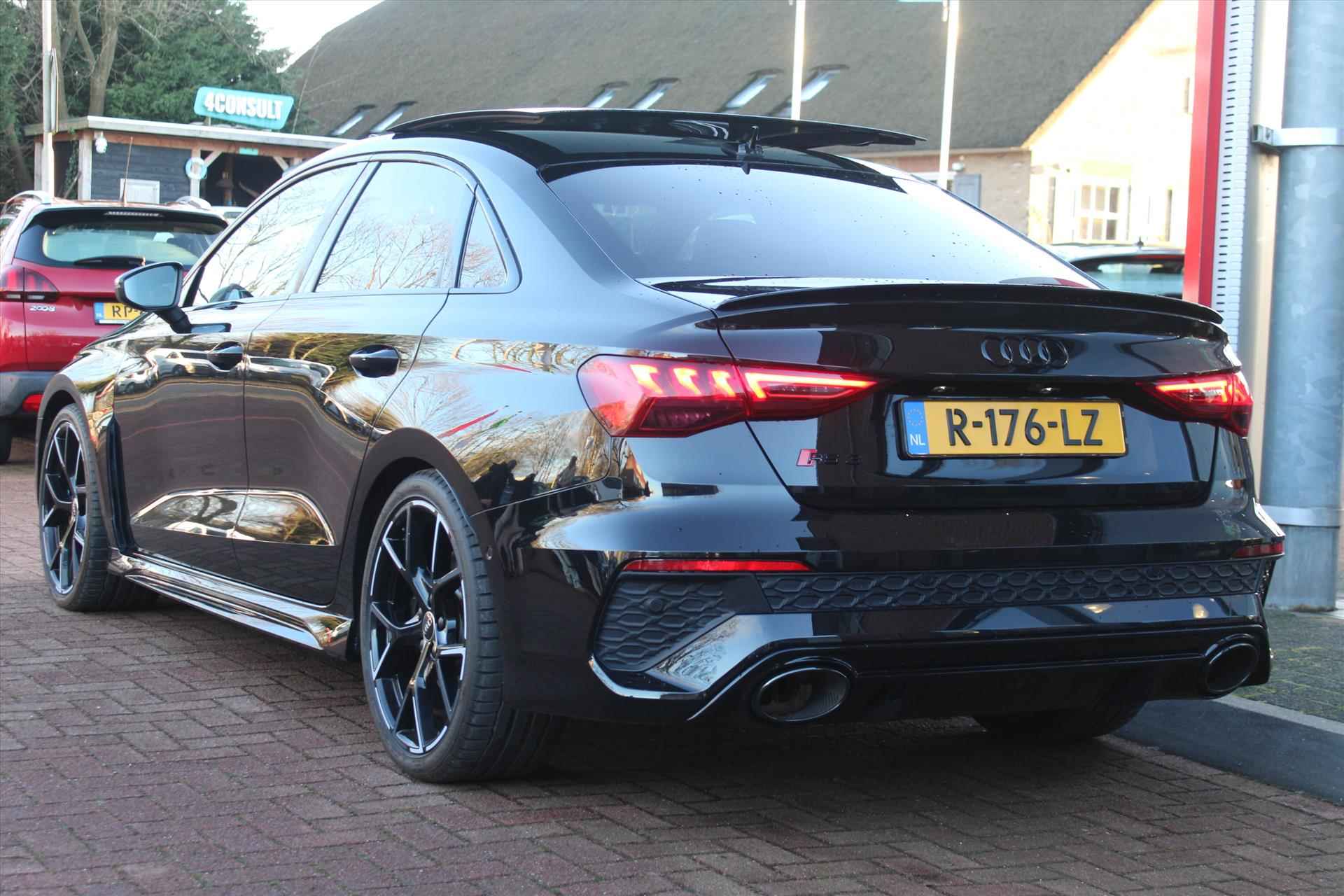 Audi Rs3 Quattro Sedan 400PK Black | B&O | Vol-Led | Schuifdak | Adaptive | Virtual | Stoelverwarming | Park-Assist | Alcantara | Navigatie | - 4/31