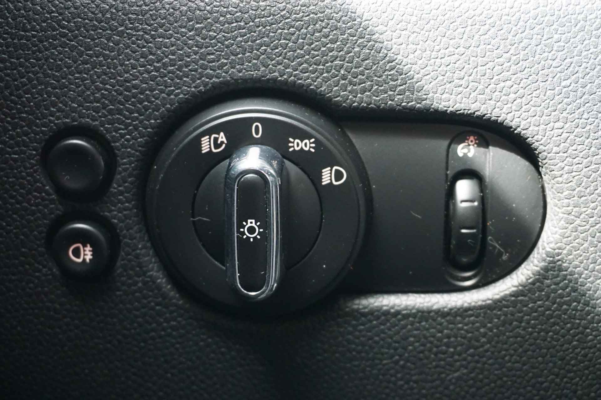 MINI 5-deurs Cooper Serious Business Airconditioning / 16" LMV / LED / Parkeersensoren / Comfort Access - 25/26