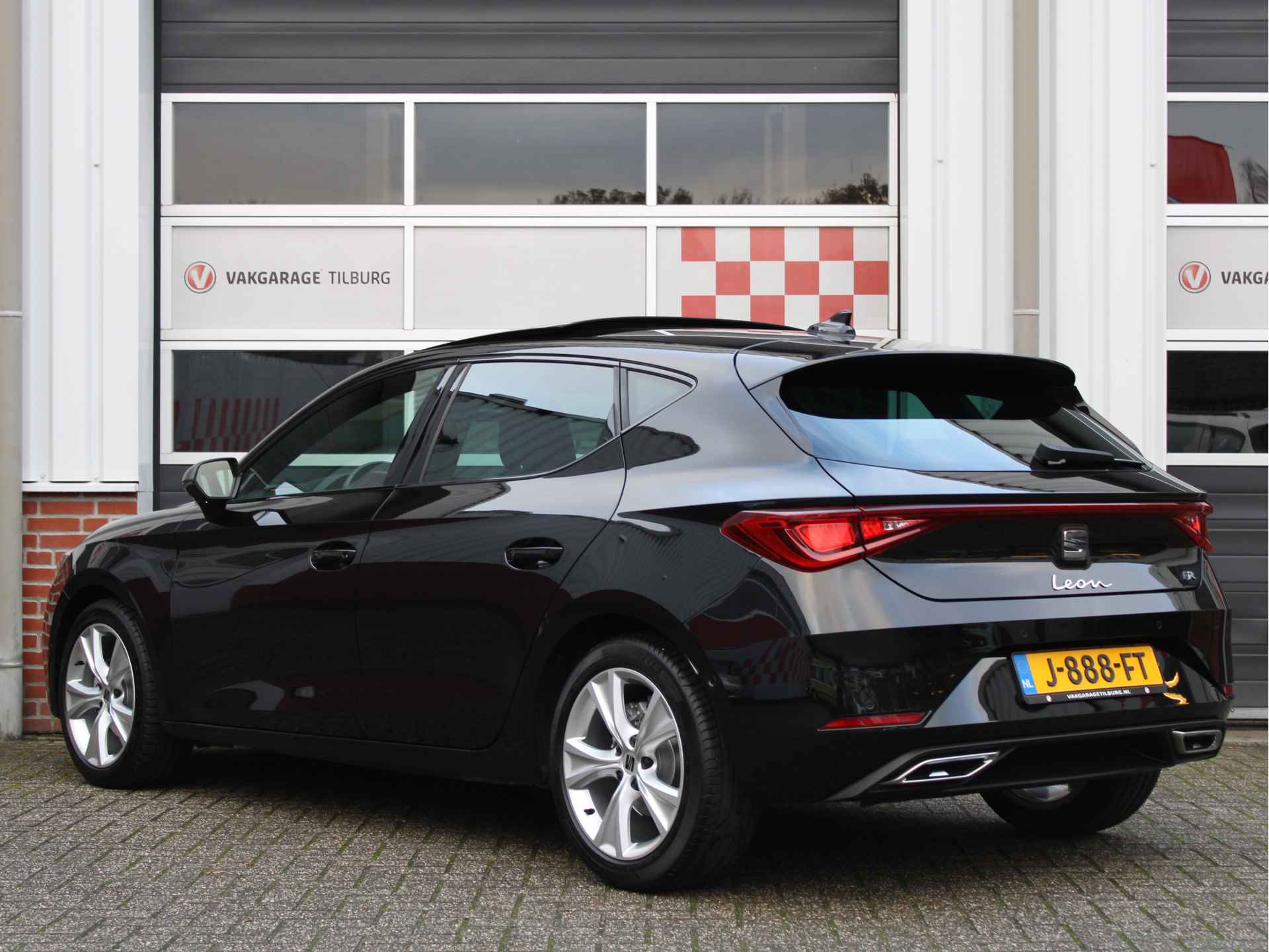 SEAT Leon 1.5 TSI FR 150PK Launch Edition /NAVI/Panoramadak/Leder/Dyn. knipperlichten/PDC/LED/Lane assist/Ambient/Drive select/DAB+/NAP! - 3/50