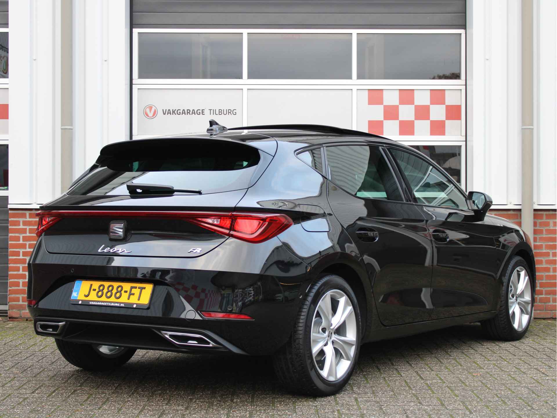 SEAT Leon 1.5 TSI FR 150PK Launch Edition /NAVI/Panoramadak/Leder/Dyn. knipperlichten/PDC/LED/Lane assist/Ambient/Drive select/DAB+/NAP! - 4/50