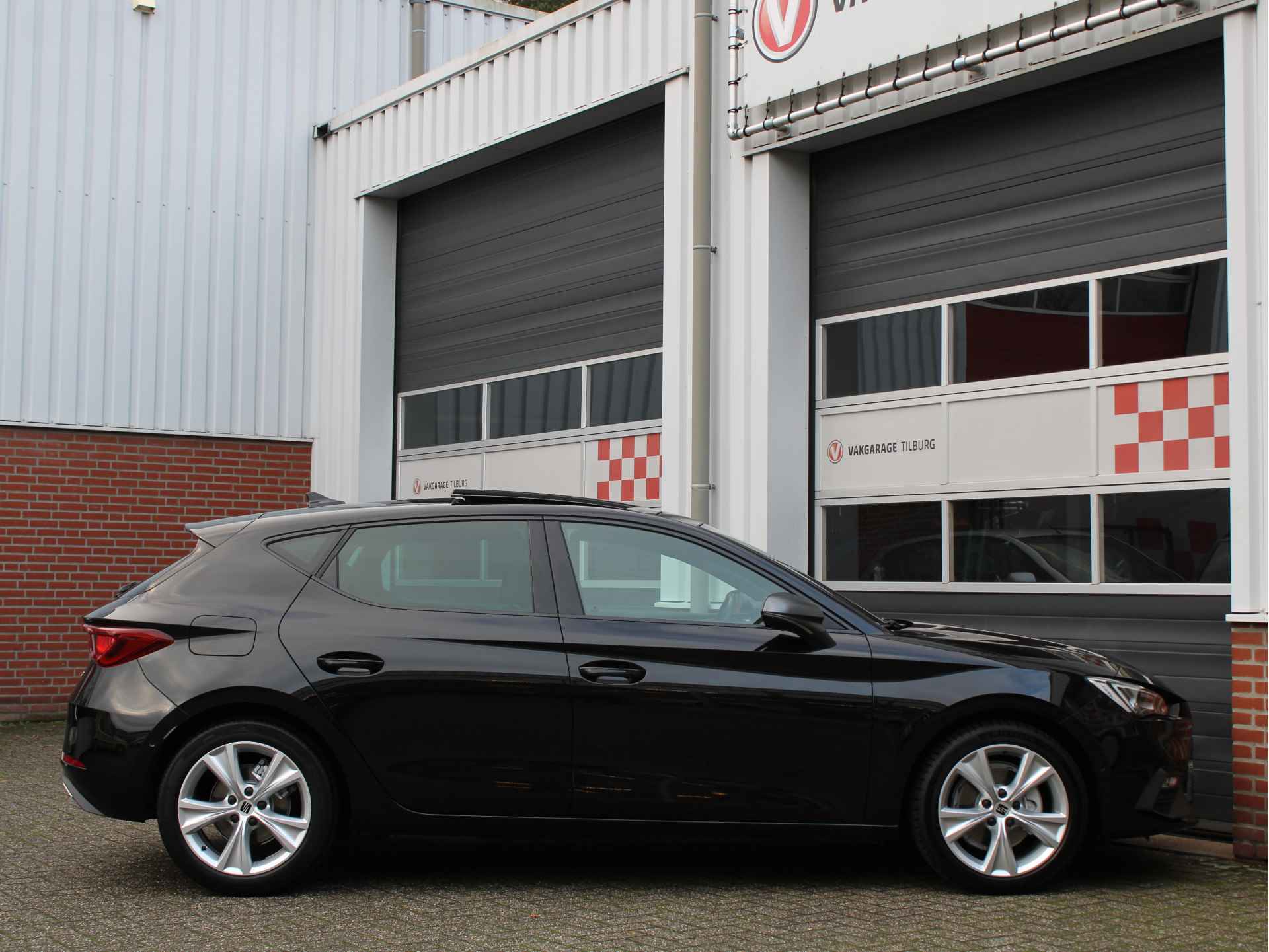 SEAT Leon 1.5 TSI FR 150PK Launch Edition /NAVI/Panoramadak/Leder/Dyn. knipperlichten/PDC/LED/Lane assist/Ambient/Drive select/DAB+/NAP! - 41/50