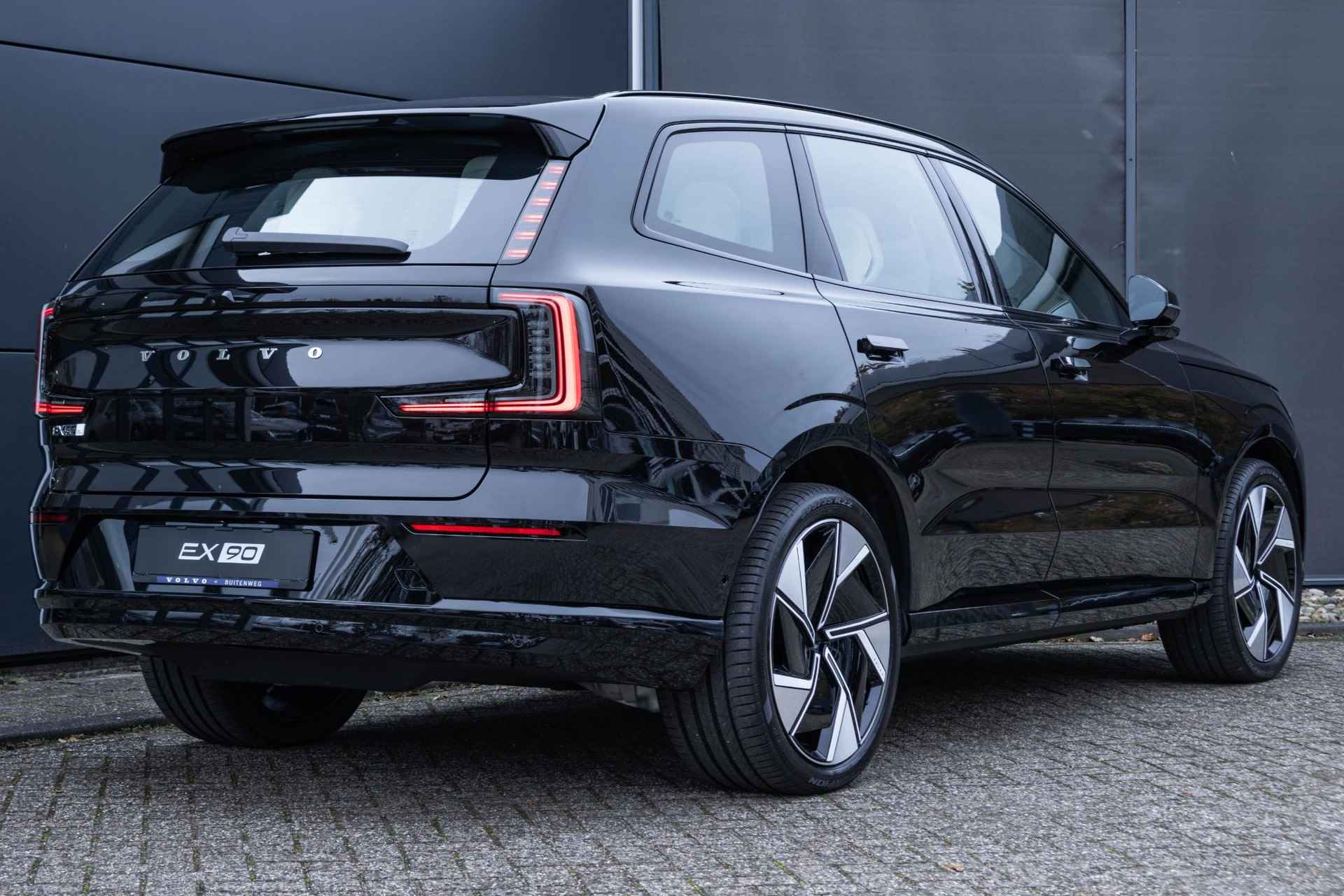 Volvo EX90 Twin Motor Performance Plus 7p. 111 kWh Bowers & Wilkins Audio | 22 Inch LMV | Luchtvering | Panorama Dak | 360 Camera | Google Maps Navigatie | Elect. verst. voorstoelen - 4/51