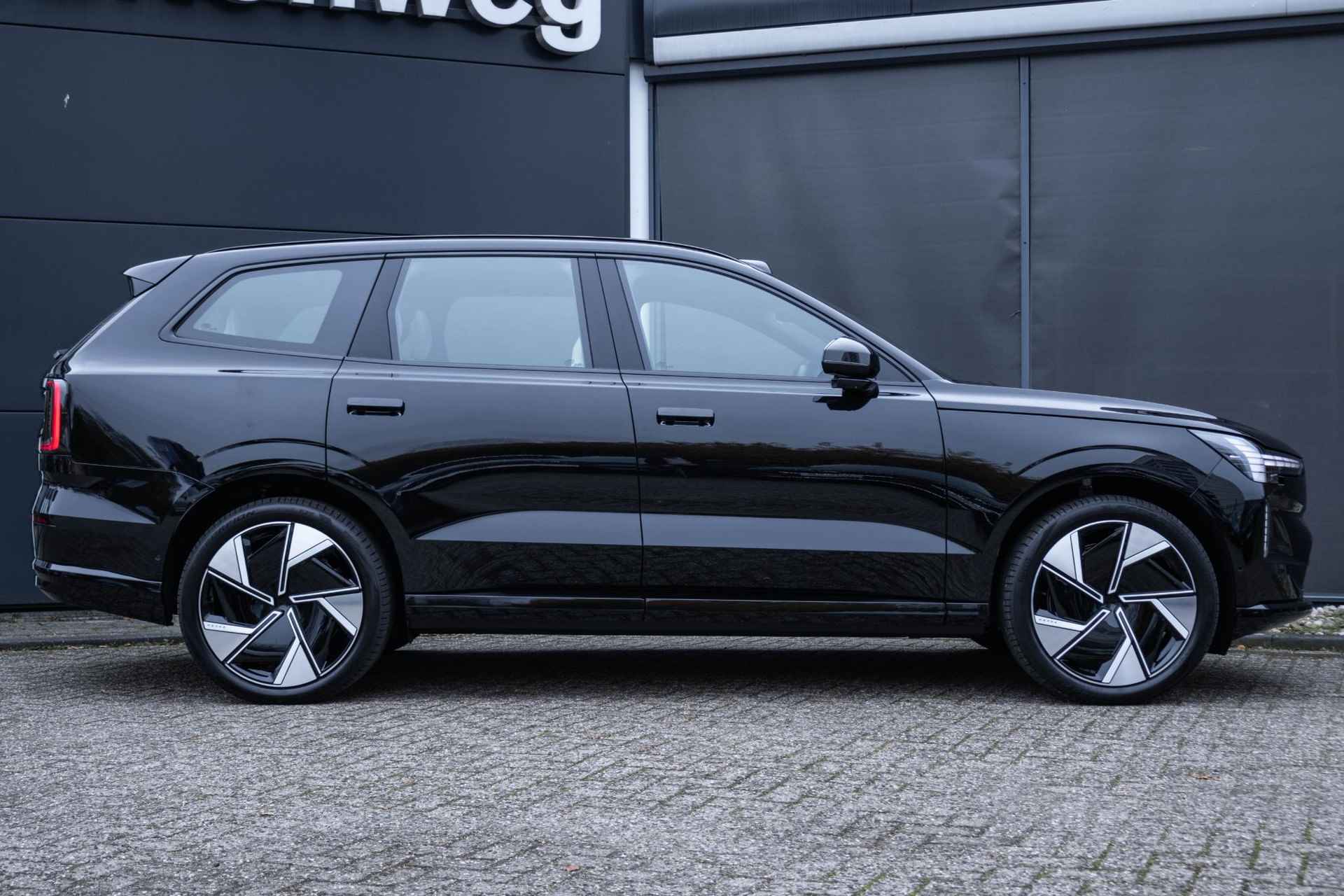 Volvo EX90 Twin Motor Performance Plus 7p. 111 kWh Bowers & Wilkins Audio | 22 Inch LMV | Luchtvering | Panorama Dak | 360 Camera | Google Maps Navigatie | Elect. verst. voorstoelen - 5/51