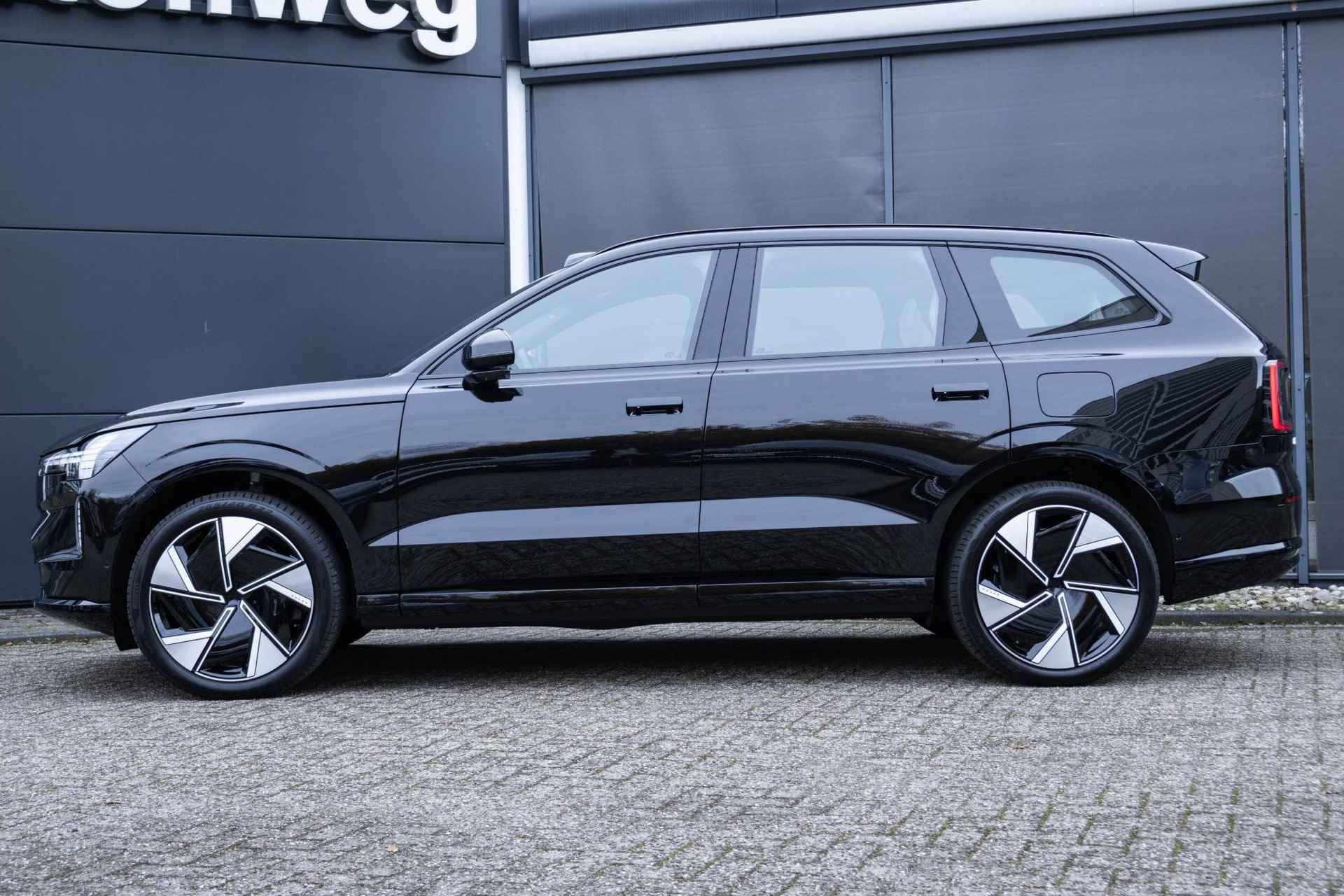 Volvo EX90 Twin Motor Performance Plus 7p. 111 kWh Bowers & Wilkins Audio | 22 Inch LMV | Luchtvering | Panorama Dak | 360 Camera | Google Maps Navigatie | Elect. verst. voorstoelen - 9/51