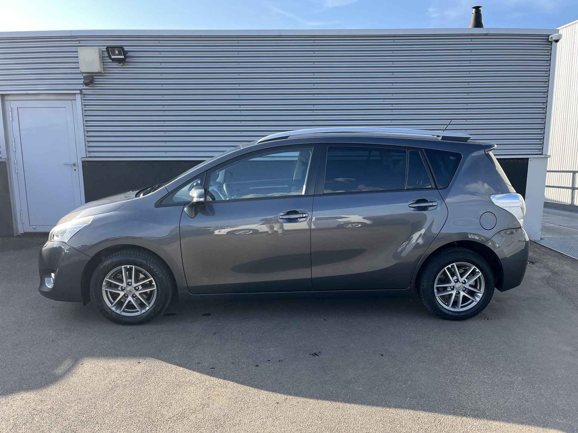 Toyota Verso 1.8 VVT-i Dynamic Business 7 persoons Navigatie, Trekhaak, Stoelverwarming, Achteruitrijcamera, Cruise control, Nieuw geleverd en dealeronderhouden - 3/49