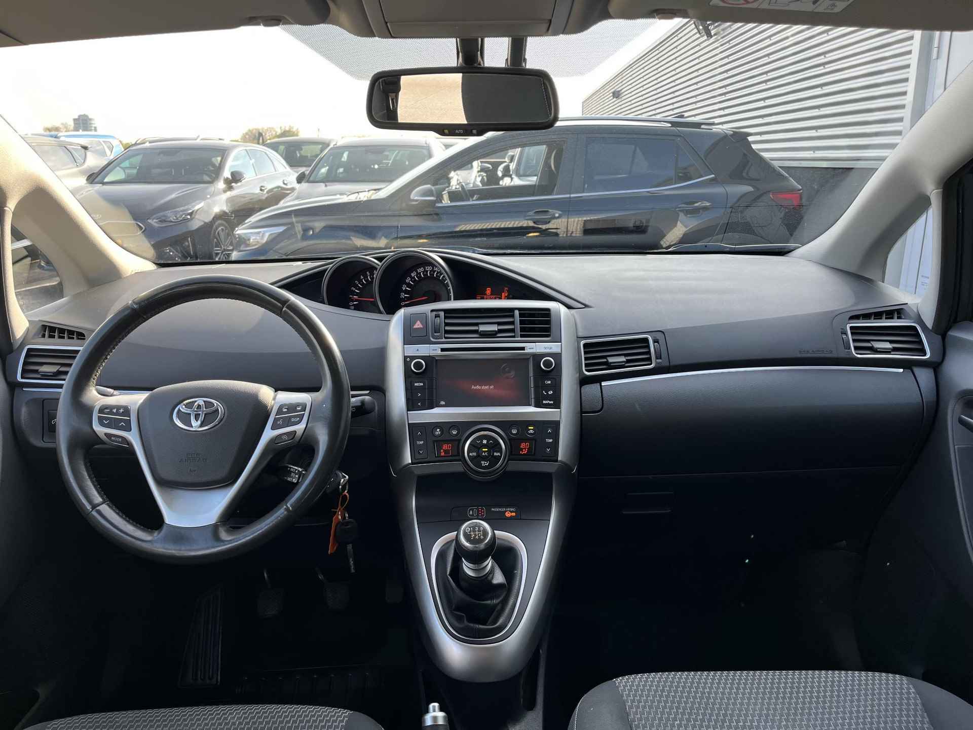 Toyota Verso 1.8 VVT-i Dynamic Business 7 persoons Navigatie, Trekhaak, Stoelverwarming, Achteruitrijcamera, Cruise control, Nieuw geleverd en dealeronderhouden - 24/49